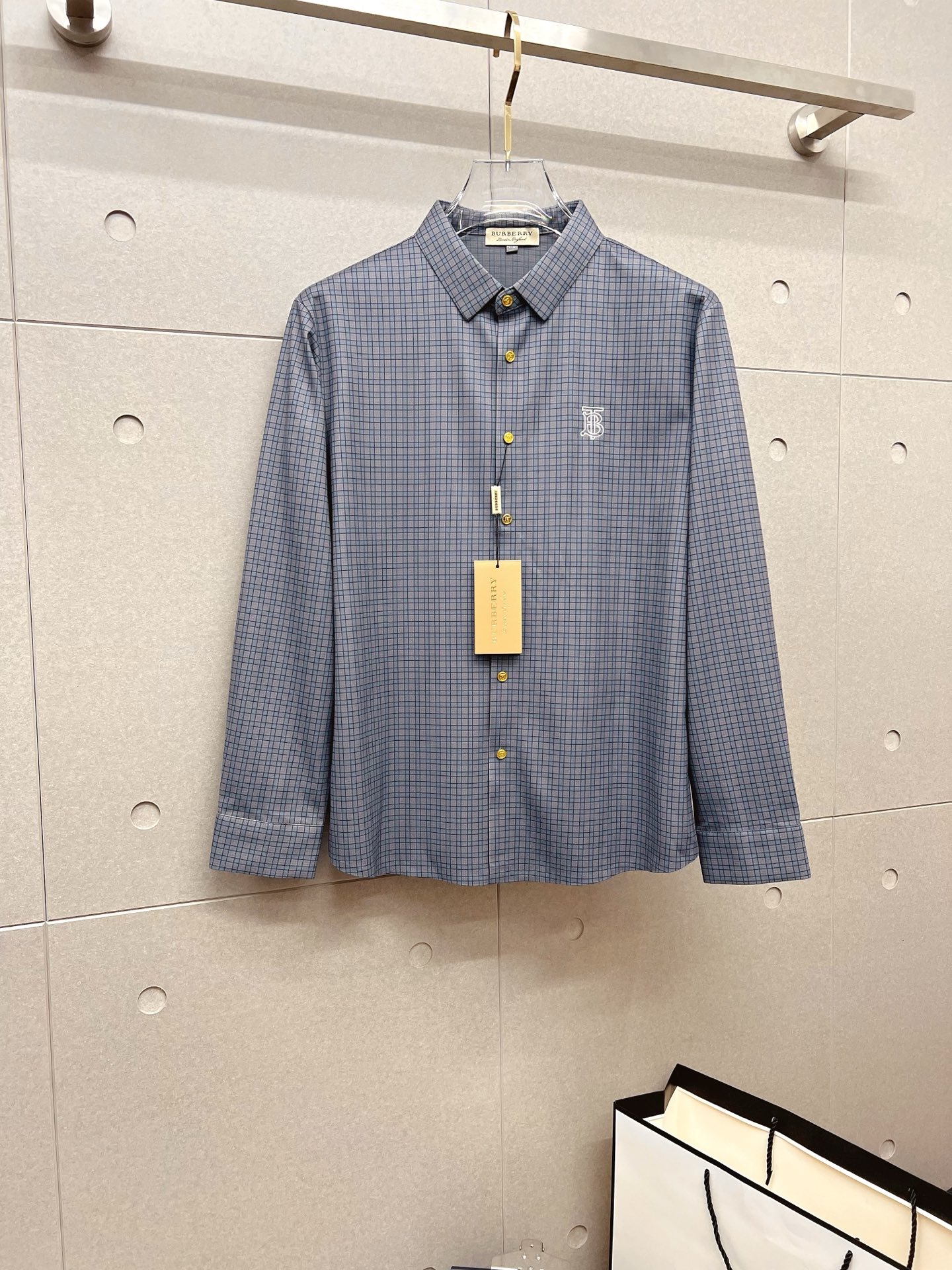 NO:572909,'Burberry' original order. Hot sale coming. 2025ss official website new long-sleeved shirt, exquisite embroidered logo high-end version, counter customized fabric. High breathability and comfort, precision production, perfect detail processing, brand element design concept, reflecting high quality. Delicate and soft touch!  It presents a casual cut and the upper body shape is awesome!  Size M-3XL,,burberry,burberry,shirts,alexander wang19860909《Burberry 巴宝莉》 原单货. 爆款来袭 2025ss官网新款长袖 衬衫 衬衣,精美刺绣Logo 高端版本,专柜定制面料 透气舒适度高,精工制作,细节处理完美无可挑剔,品牌元素设计理念,体现高品质.手感细腻柔软！呈现休闲裁剪,上身版型超赞！码数M-3XL,,burberry,burberry,shirts,alexander wang,Men's clothing