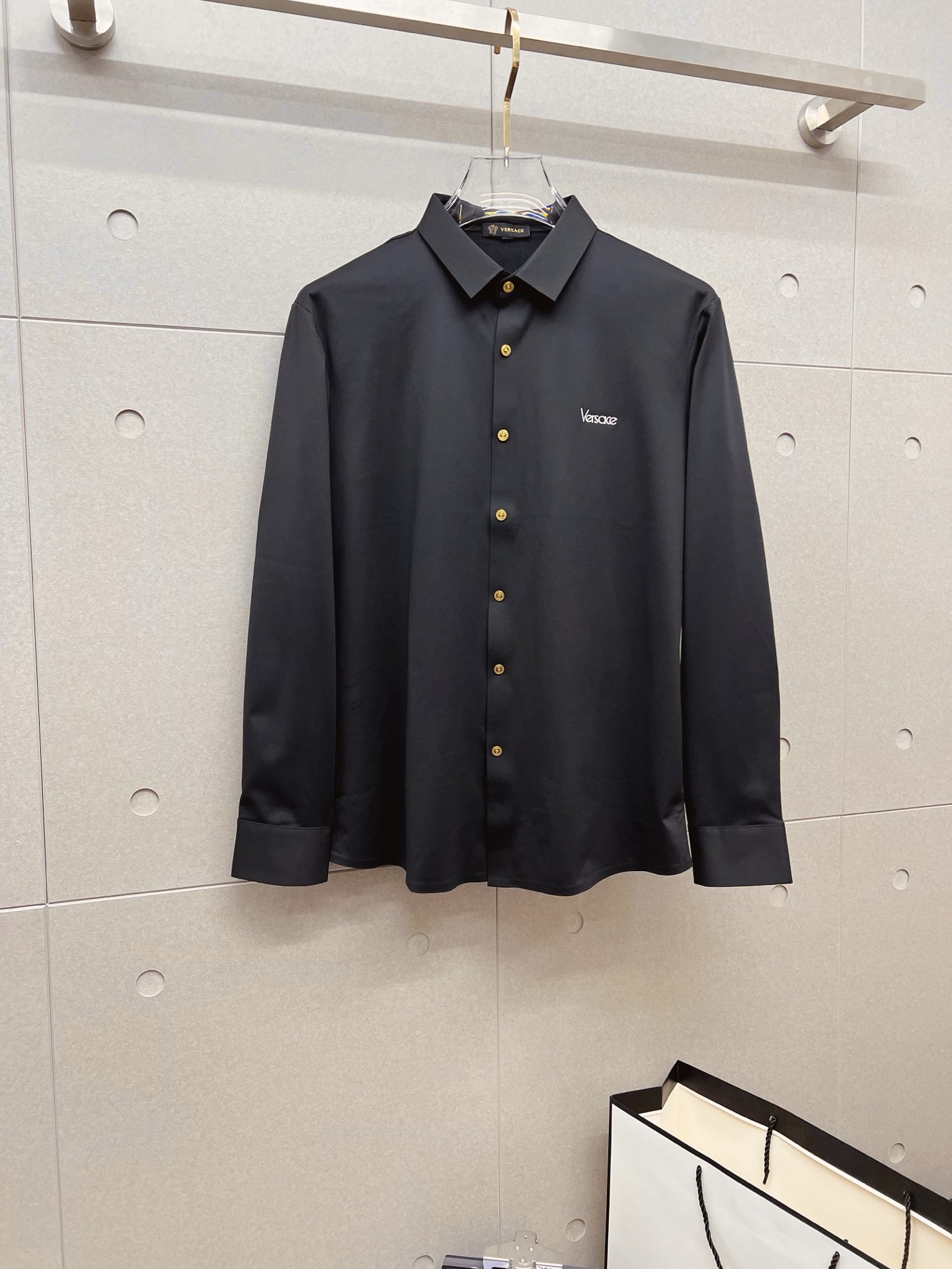 NO:572905,'Versace' original order. Hot sale coming. 2025ss official website new long-sleeved shirt, exquisite embroidered logo high-end version, counter customized fabric. High breathability and comfort, precision production, perfect detail processing, brand element design concept, reflecting high quality. Delicate and soft touch!  It presents a casual cut and the upper body shape is awesome!  Size M-3XL,,versace,shirts,alexander wang19860909《范思哲》 原单货. 爆款来袭 2025ss官网新款长袖 衬衫 衬衣,精美刺绣Logo 高端版本,专柜定制面料 透气舒适度高,精工制作,细节处理完美无可挑剔,品牌元素设计理念,体现高品质.手感细腻柔软！呈现休闲裁剪,上身版型超赞！码数M-3XL,,versace,shirts,alexander wang,Men's clothing