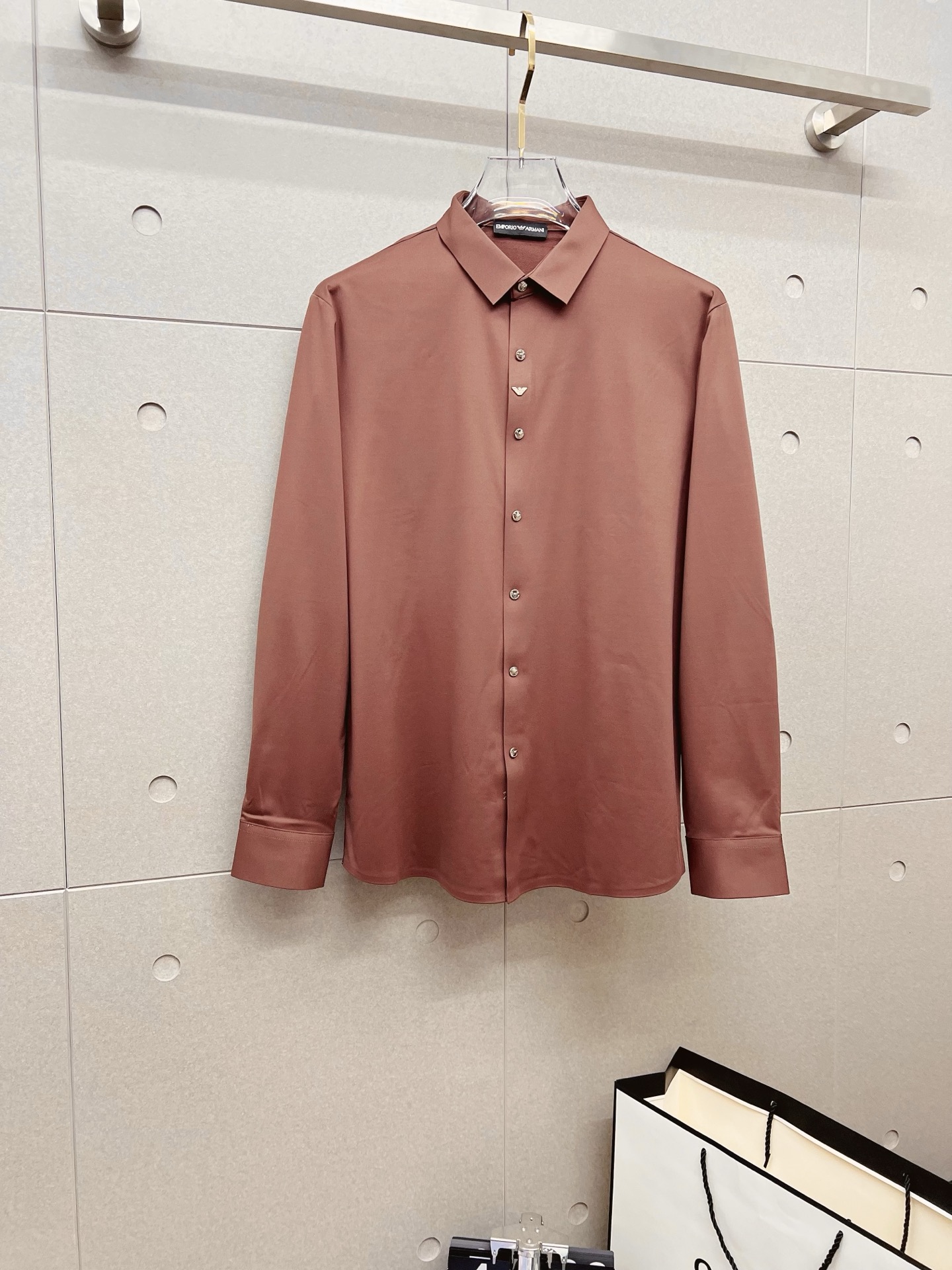 NO:572908,'Armani Armani' original order. Hot sale coming. 2025ss official website new long-sleeved shirt, exquisite embroidered logo high-end version, counter custom fabric. High breathability and comfort, precision production, perfect detail processing, brand element design concept, reflecting high quality. Delicate and soft touch!  It presents a casual cut and the upper body shape is awesome!  Size M-3XL,,armani,armani,shirts,alexander wang19860909《Armani 阿玛尼》 原单货. 爆款来袭 2025ss官网新款长袖 衬衫 衬衣,精美刺绣Logo 高端版本,专柜定制面料 透气舒适度高,精工制作,细节处理完美无可挑剔,品牌元素设计理念,体现高品质.手感细腻柔软！呈现休闲裁剪,上身版型超赞！码数M-3XL,,armani,armani,shirts,alexander wang,Men's clothing