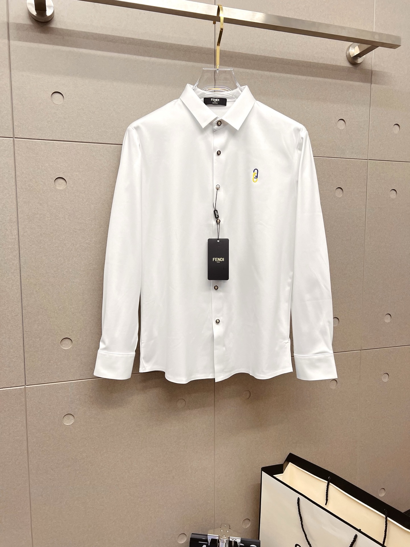 NO:572929,'FENDI Fendi' original order. Hot sale coming. 2025ss official website new long-sleeved shirt, exquisite embroidered logo high-end version, counter customized fabric. High breathability and comfort, precision production, perfect detail processing, brand element design concept, reflecting high quality. Delicate and soft touch!  It presents a casual cut and the upper body shape is awesome!  Size M-3XL,,fendi,fendi,shirts,alexander wang19860909《FENDI 芬迪》 原单货. 爆款来袭 2025ss官网新款长袖 衬衫 衬衣,精美刺绣Logo 高端版本,专柜定制面料 透气舒适度高,精工制作,细节处理完美无可挑剔,品牌元素设计理念,体现高品质.手感细腻柔软！呈现休闲裁剪,上身版型超赞！码数M-3XL,,fendi,fendi,shirts,alexander wang,Men's clothing