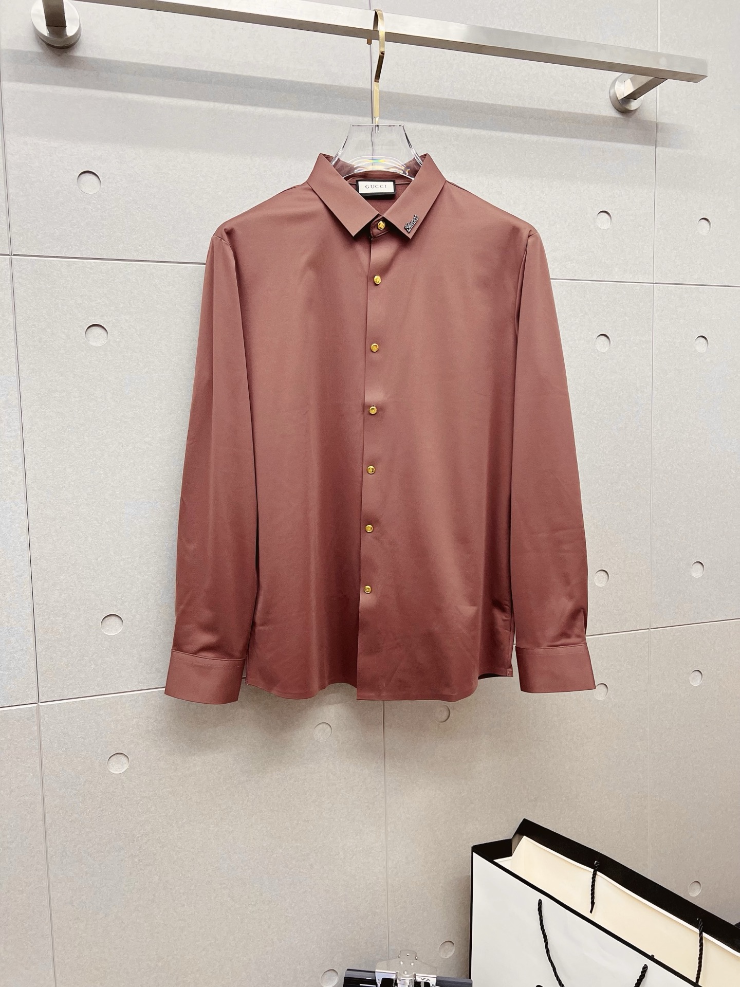 NO:572906,'GUCCI Gucci' original order. Hot item is coming. 2025ss official website new long-sleeved shirt, exquisite embroidered logo high-end version, counter customized fabric, high breathability and comfort, precision production, perfect detail processing, brand element design concept, reflecting high quality. Delicate and soft touch!  It presents a casual cut and the upper body shape is awesome!  Size M-3XL,,gucci,shirts,alexander wang19860909《GUCCI 古奇》 原单货. 爆款来袭 2025ss官网新款长袖 衬衫 衬衣,精美刺绣Logo 高端版本,专柜定制面料 透气舒适度高,精工制作,细节处理完美无可挑剔,品牌元素设计理念,体现高品质.手感细腻柔软！呈现休闲裁剪,上身版型超赞！码数M-3XL,,gucci,shirts,alexander wang,Men's clothing