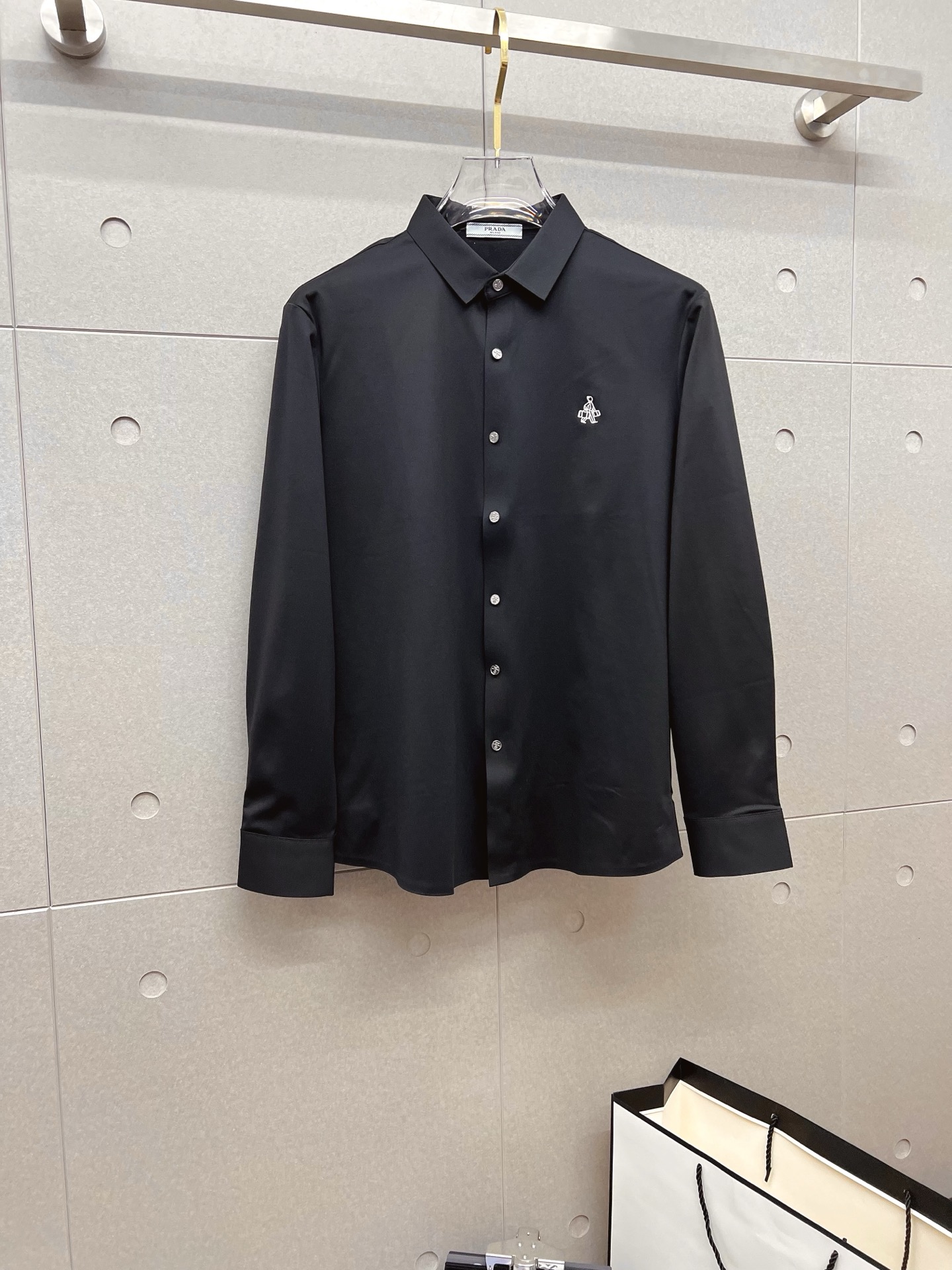 NO:572911,'PRADA Prada' original order. Hot sale coming. 2025ss official website new long-sleeved shirt, exquisite embroidered logo high-end version, counter custom fabric. High breathability and comfort, precision production, perfect detail processing, brand element design concept, reflecting high quality. Delicate and soft touch!  It presents a casual cut and the upper body shape is awesome!  Size M-3XL,,prada,prada,shirts,alexander wang19860909《PRADA 普拉达》 原单货. 爆款来袭 2025ss官网新款长袖 衬衫 衬衣,精美刺绣Logo 高端版本,专柜定制面料 透气舒适度高,精工制作,细节处理完美无可挑剔,品牌元素设计理念,体现高品质.手感细腻柔软！呈现休闲裁剪,上身版型超赞！码数M-3XL,,prada,prada,shirts,alexander wang,Men's clothing