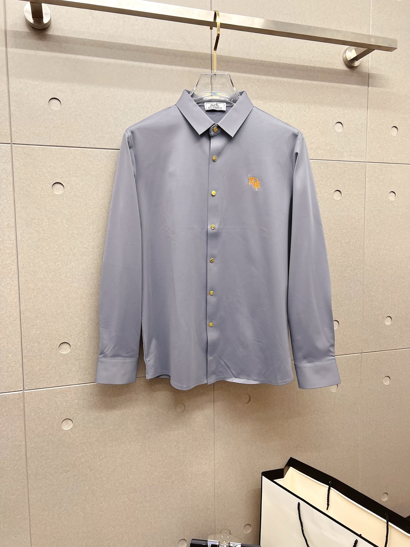 NO:572926,'Hermès' original order. Hot sale is coming. 2025ss official website new long-sleeved shirt, exquisite embroidered logo high-end version, counter customized fabric. High breathability and comfort, precision production, perfect detail processing, brand element design concept, reflecting high quality. Delicate and soft touch!  It presents a casual cut and the upper body shape is awesome!  Size M-3XL,,hermes,shirts,alexander wang19860909《爱马仕》 原单货. 爆款来袭 2025ss官网新款长袖 衬衫 衬衣,精美刺绣Logo 高端版本,专柜定制面料 透气舒适度高,精工制作,细节处理完美无可挑剔,品牌元素设计理念,体现高品质.手感细腻柔软！呈现休闲裁剪,上身版型超赞！码数M-3XL,,hermes,shirts,alexander wang,Men's clothing