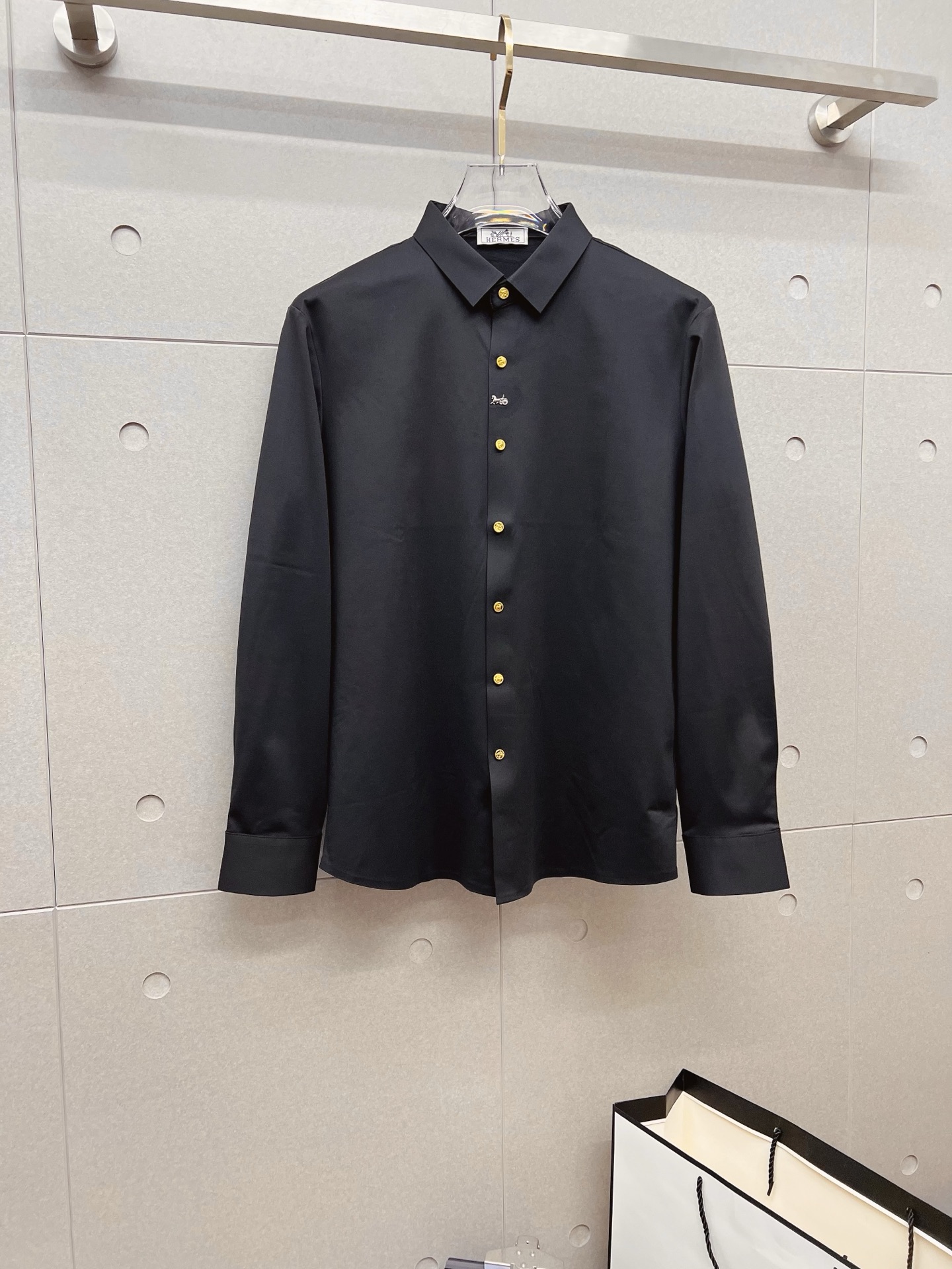 NO:572914,'Hermès' original order. Hot sale is coming. 2025ss official website new long-sleeved shirt, exquisite embroidered logo high-end version, counter customized fabric. High breathability and comfort, precision production, perfect detail processing, brand element design concept, reflecting high quality. Delicate and soft touch!  It presents a casual cut and the upper body shape is awesome!  Size M-3XL,,hermes,shirts,alexander wang19860909《爱马仕》 原单货. 爆款来袭 2025ss官网新款长袖 衬衫 衬衣,精美刺绣Logo 高端版本,专柜定制面料 透气舒适度高,精工制作,细节处理完美无可挑剔,品牌元素设计理念,体现高品质.手感细腻柔软！呈现休闲裁剪,上身版型超赞！码数M-3XL,,hermes,shirts,alexander wang,Men's clothing