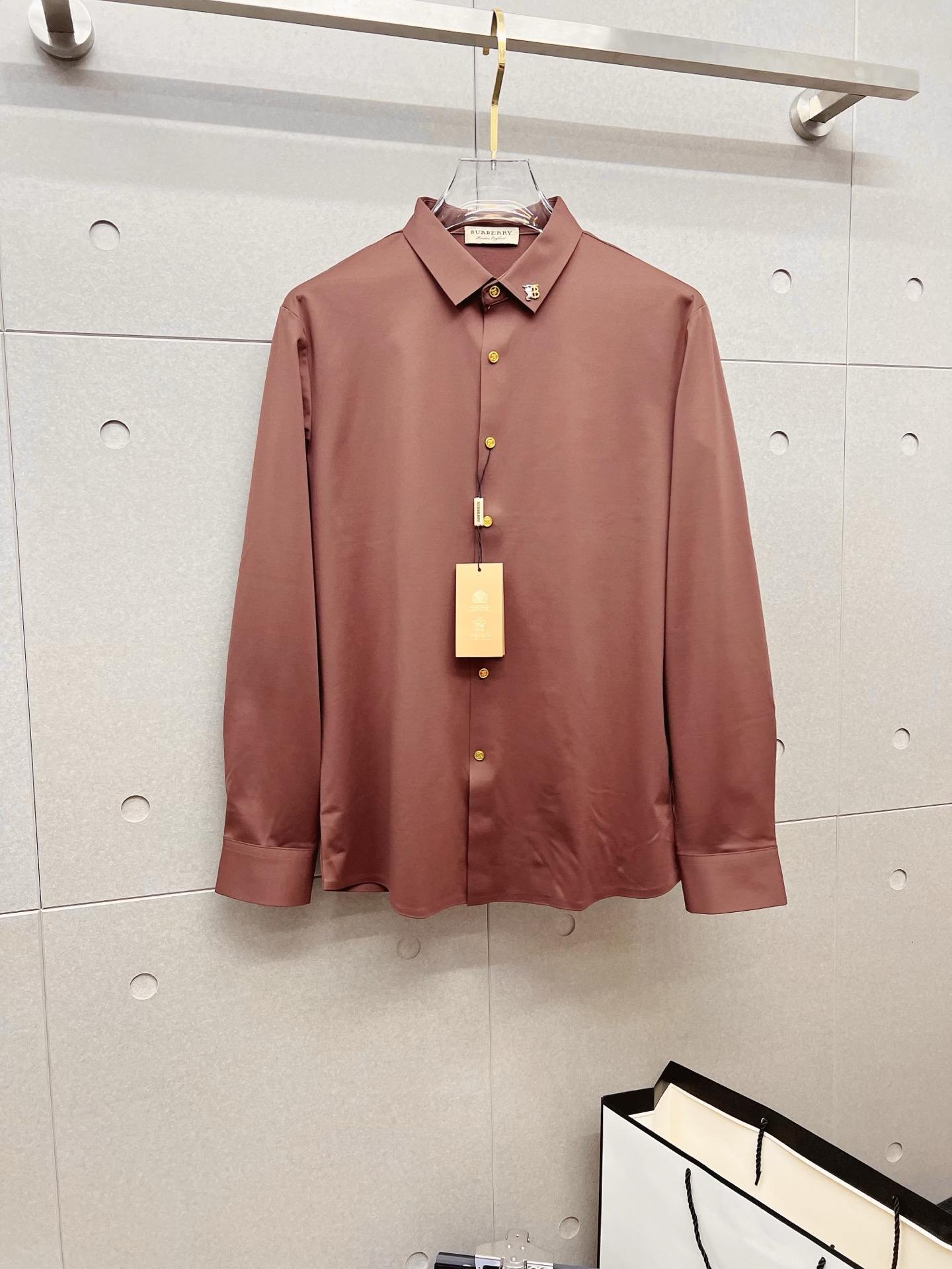 NO:572917,'Burberry' original order. Hot sale coming. 2025ss official website new long-sleeved shirt, exquisite embroidered logo high-end version, counter customized fabric. High breathability and comfort, precision production, perfect detail processing, brand element design concept, reflecting high quality. Delicate and soft touch!  It presents a casual cut and the upper body shape is awesome!  Size M-3XL,,burberry,burberry,shirts,alexander wang19860909《Burberry 巴宝莉》 原单货. 爆款来袭 2025ss官网新款长袖 衬衫 衬衣,精美刺绣Logo 高端版本,专柜定制面料 透气舒适度高,精工制作,细节处理完美无可挑剔,品牌元素设计理念,体现高品质.手感细腻柔软！呈现休闲裁剪,上身版型超赞！码数M-3XL,,burberry,burberry,shirts,alexander wang,Men's clothing