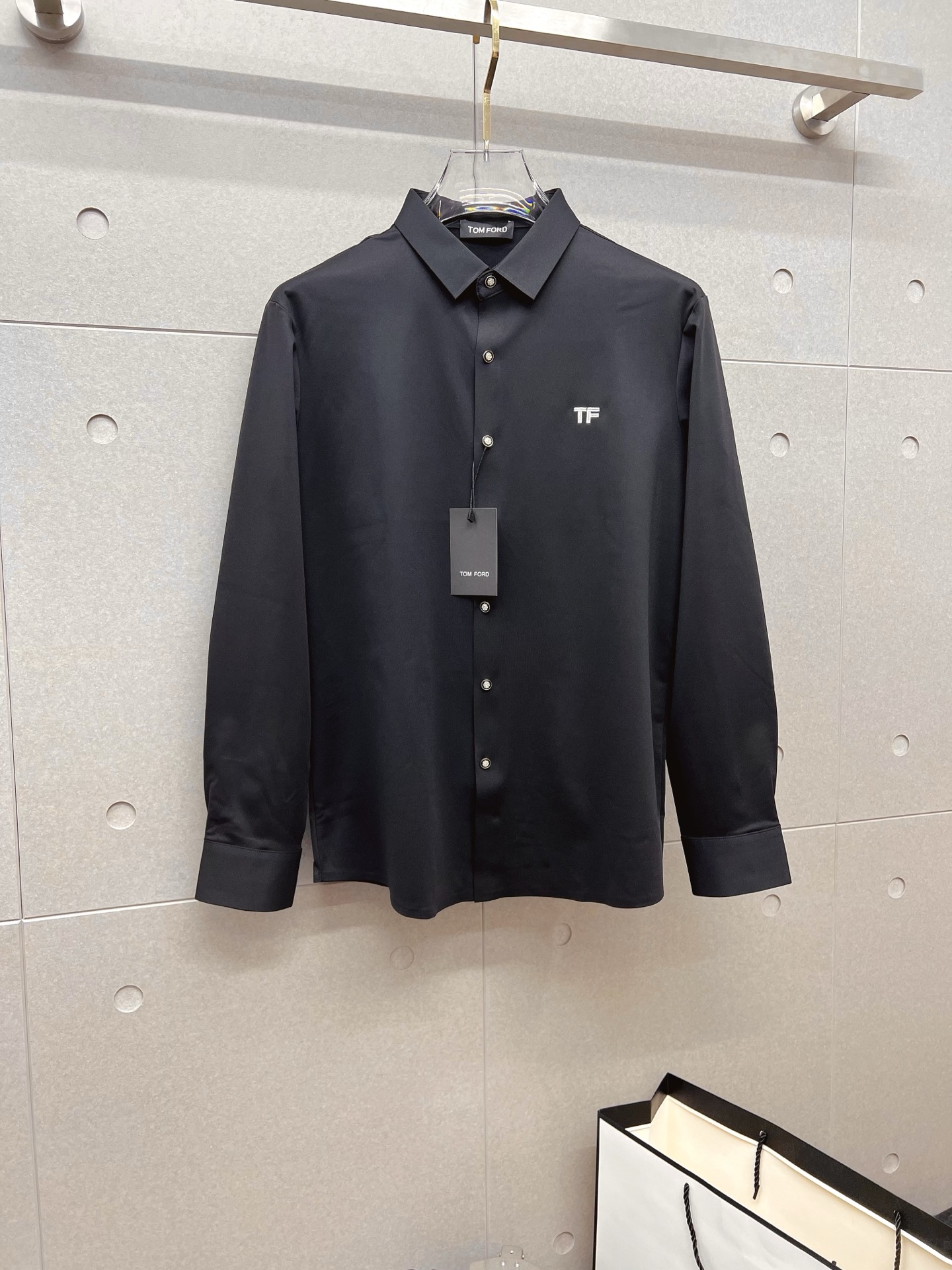 NO:572920,'TF' Original item. Hot item coming. 2025ss official website new long-sleeved shirt, exquisite embroidered logo high-end version, counter custom fabric. High breathability and comfort, precision production, perfect detail processing, brand element design concept, reflecting high quality. Delicate and soft feel!  It presents a casual cut and the upper body shape is awesome!  Size M-3XL,,tom ford,shirts,alexander wang19860909《TF》 原单货. 爆款来袭 2025ss官网新款长袖 衬衫 衬衣,精美刺绣Logo 高端版本,专柜定制面料 透气舒适度高,精工制作,细节处理完美无可挑剔,品牌元素设计理念,体现高品质.手感细腻柔软！呈现休闲裁剪,上身版型超赞！码数M-3XL,,tom ford,shirts,alexander wang,Men's clothing