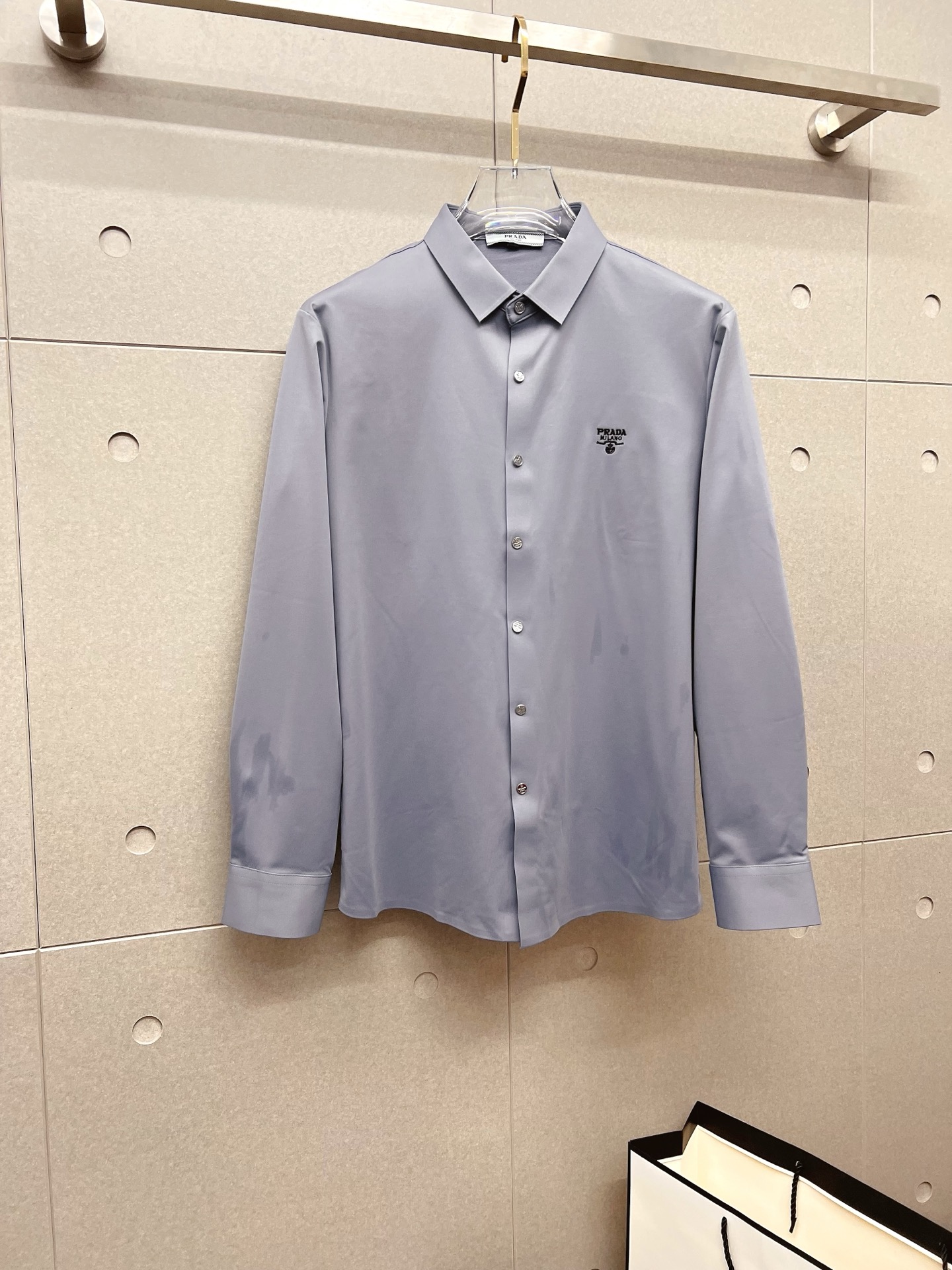 NO:572923,'PRADA Prada' original order. Hot sale coming. 2025ss official website new long-sleeved shirt, exquisite embroidered logo high-end version, counter custom fabric. High breathability and comfort, precision production, perfect detail processing, brand element design concept, reflecting high quality. Delicate and soft touch!  It presents a casual cut and the upper body shape is awesome!  Size M-3XL,,prada,prada,shirts,alexander wang19860909《PRADA 普拉达》 原单货. 爆款来袭 2025ss官网新款长袖 衬衫 衬衣,精美刺绣Logo 高端版本,专柜定制面料 透气舒适度高,精工制作,细节处理完美无可挑剔,品牌元素设计理念,体现高品质.手感细腻柔软！呈现休闲裁剪,上身版型超赞！码数M-3XL,,prada,prada,shirts,alexander wang,Men's clothing