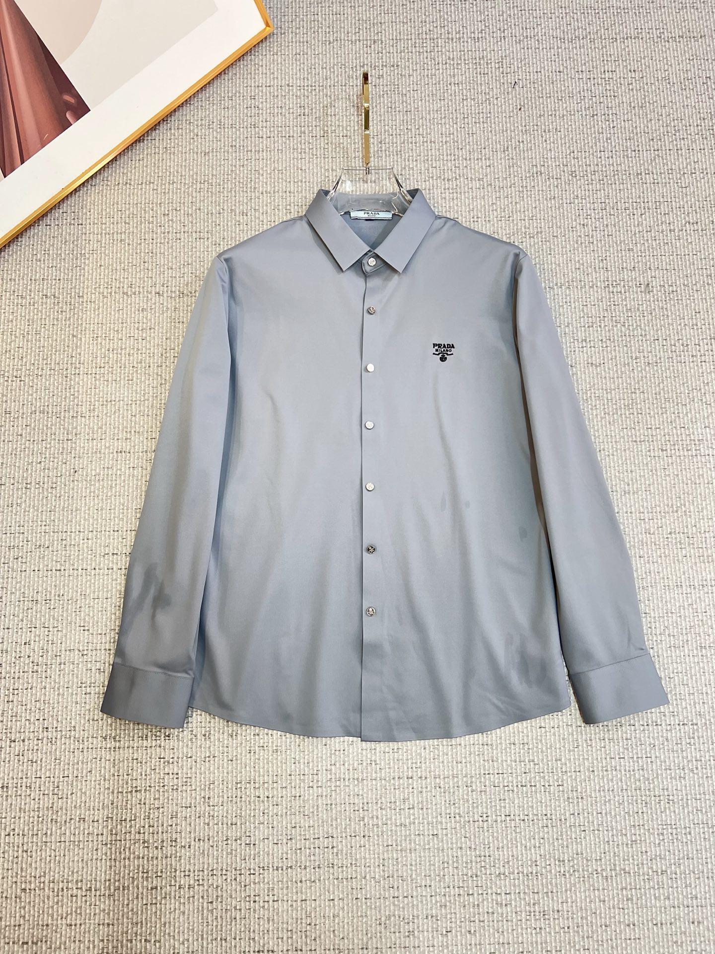 NO:685685,PRADA Men's shirt, business casual slim long-sleeved shirt!  A must-have for all men, suitable for both business and leisure!  Early autumn limited edition model with urban business temperament!  It is a very rare counter OEM to order directly to the counter. It is not a problem to save thousands. The tailoring of the shirt is even more precise and plastic. Every man's upper body and back will feel as if he has been tailor-made!  There is no need for too many primary color decorations. For men, simplicity is its own charm!  Made from imported organic cotton, the shape is more crisp and natural, the touch is extremely comfortable, and the fit is excellent!  T size M-3xL,,prada,prada,shirts,19860909PRADA 普拉达 男士衬衫,商务休闲修身款长袖衬衣！ 所有男士必不可缺的一款,宜商务 宜休闲！早秋限量新款,都市商务气质款！ 非常稀有的专柜代工直供柜台的订单,省个大几千不是问题,衬衫的版型剪裁更是精剪塑性,任何一个男士上身后都犹如量身定做一般！不需要过多的原色装饰,对于男士来说极简便是自身魅力！ 客供进口有机棉打造,更显版型的挺括自然, 触感极为舒适,贴身性能绝佳！T尺码M-3xL,,prada,prada,shirts,,Men's clothing