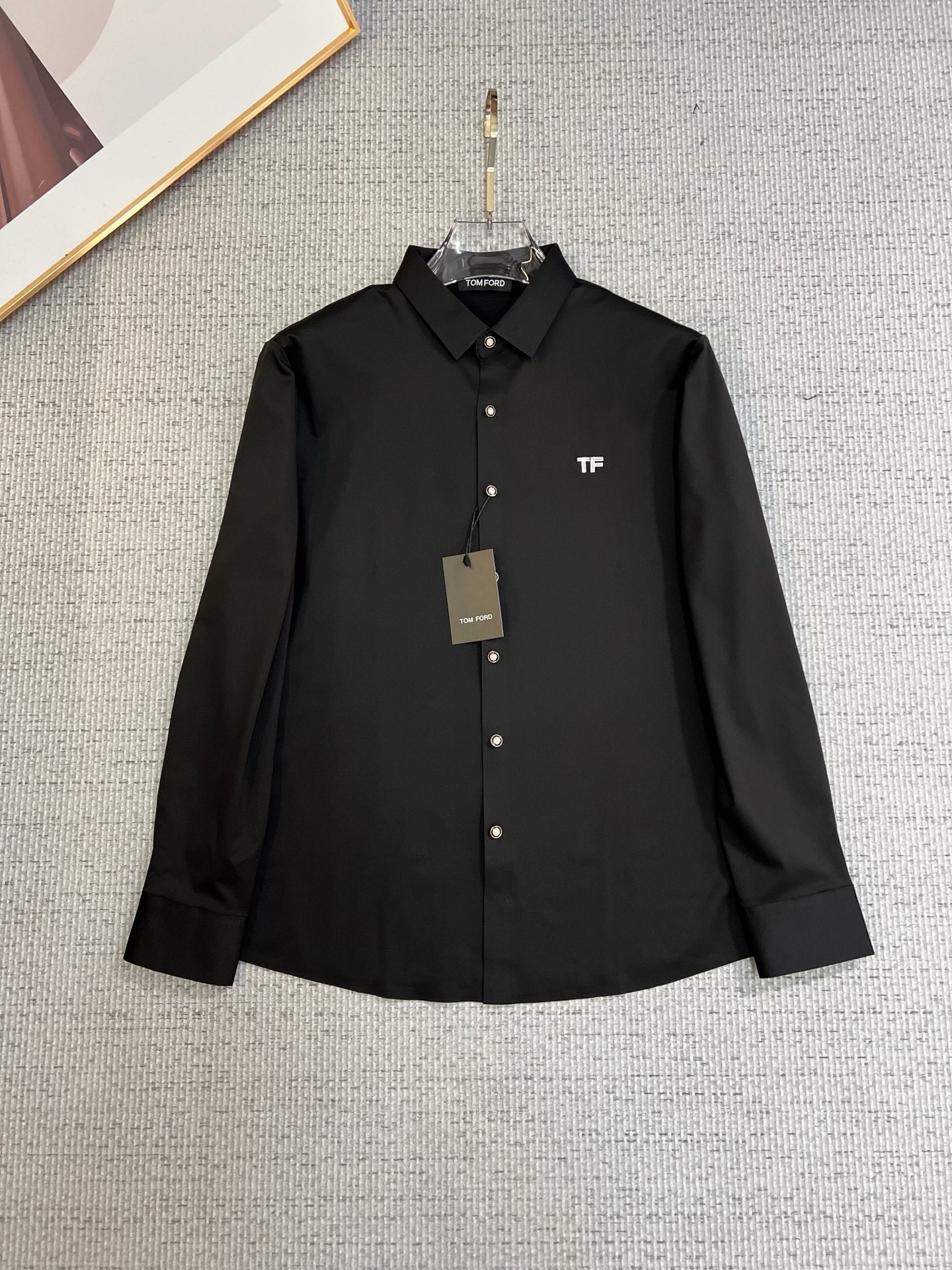 NO:657797,TF men's shirt, business casual slim long-sleeved shirt!  A must-have for all men, suitable for both business and leisure!  Early autumn limited edition model with urban business temperament!  It is a very rare counter OEM to order directly to the counter. It is not a problem to save thousands. The tailoring of the shirt is even more precise and plastic. Every man's upper body and back will feel as if he has been tailor-made!  There is no need for too many primary color decorations. For men, simplicity is its own charm!  Made from imported organic cotton, the shape is more crisp and natural, the touch is extremely comfortable, and the fit is excellent!  T size M-3xL,,tom ford,shirts,alexander wang19860909TF 男士衬衫,商务休闲修身款长袖衬衣！ 所有男士必不可缺的一款,宜商务 宜休闲！早秋限量新款,都市商务气质款！ 非常稀有的专柜代工直供柜台的订单,省个大几千不是问题,衬衫的版型剪裁更是精剪塑性,任何一个男士上身后都犹如量身定做一般！不需要过多的原色装饰,对于男士来说极简便是自身魅力！ 客供进口有机棉打造,更显版型的挺括自然, 触感极为舒适,贴身性能绝佳！T尺码M-3xL,,tom ford,shirts,alexander wang,Men's clothing