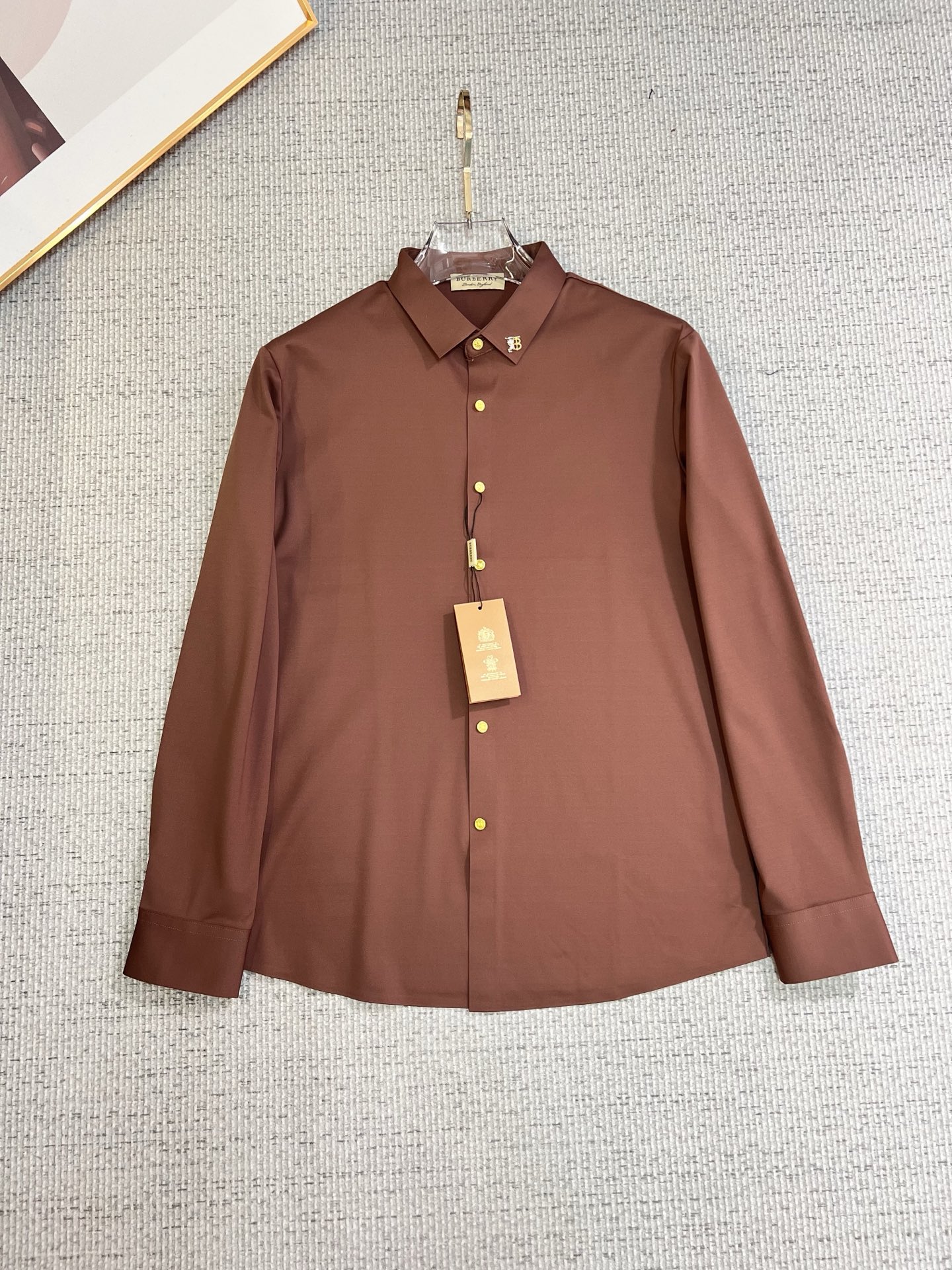 NO:657792,Burberry men's shirt, business casual slim long-sleeved shirt!  A must-have for all men, suitable for both business and leisure!  Early autumn limited edition model with urban business temperament!  It is a very rare counter OEM to order directly to the counter. It is not a problem to save thousands. The tailoring of the shirt is even more precise and plastic. Every man's upper body and back will feel as if he has been tailor-made!  There is no need for too many primary color decorations. For men, simplicity is its own charm!  Made from imported organic cotton, the shape is more crisp and natural, the touch is extremely comfortable, and the fit is excellent!  T size M-3xL,,burberry,burberry,shirts,alexander wang19860909Burberry 巴宝莉 男士衬衫,商务休闲修身款长袖衬衣！ 所有男士必不可缺的一款,宜商务 宜休闲！早秋限量新款,都市商务气质款！ 非常稀有的专柜代工直供柜台的订单,省个大几千不是问题,衬衫的版型剪裁更是精剪塑性,任何一个男士上身后都犹如量身定做一般！不需要过多的原色装饰,对于男士来说极简便是自身魅力！ 客供进口有机棉打造,更显版型的挺括自然, 触感极为舒适,贴身性能绝佳！T尺码M-3xL,,burberry,burberry,shirts,alexander wang,Men's clothing