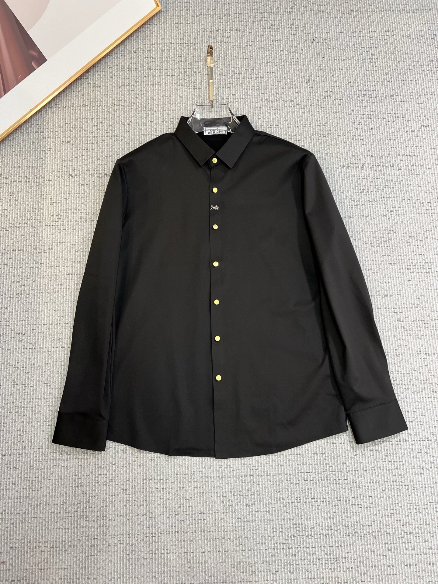 NO:657782,Hermès men's shirts, business casual slim long-sleeved shirts!  A must-have for all men, suitable for both business and leisure!  Early autumn limited edition model with urban business temperament!  It is a very rare counter OEM to order directly to the counter. It is not a problem to save thousands. The tailoring of the shirt is even more precise and plastic. Every man's upper body and back will feel as if he has been tailor-made!  There is no need for too many primary color decorations. For men, simplicity is its own charm!  Made from imported organic cotton, the shape is more crisp and natural, the touch is extremely comfortable, and the fit is excellent!  T size M-3xL,,hermes,shirts,alexander wang19860909爱马仕 男士衬衫,商务休闲修身款长袖衬衣！ 所有男士必不可缺的一款,宜商务 宜休闲！早秋限量新款,都市商务气质款！ 非常稀有的专柜代工直供柜台的订单,省个大几千不是问题,衬衫的版型剪裁更是精剪塑性,任何一个男士上身后都犹如量身定做一般！不需要过多的原色装饰,对于男士来说极简便是自身魅力！ 客供进口有机棉打造,更显版型的挺括自然, 触感极为舒适,贴身性能绝佳！T尺码M-3xL,,hermes,shirts,alexander wang,Men's clothing