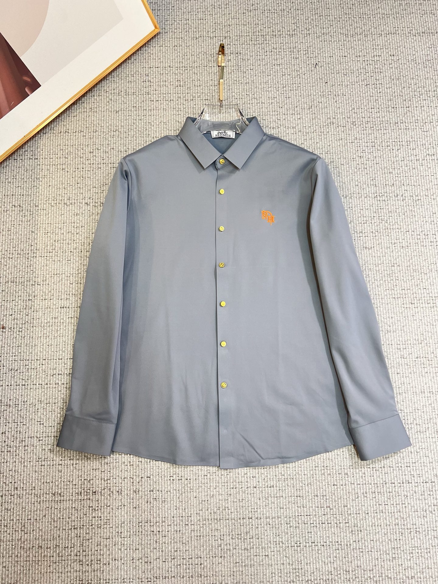 NO:657802,Hermès men's shirts, business casual slim long-sleeved shirts!  A must-have for all men, suitable for both business and leisure!  Early autumn limited edition model with urban business temperament!  It is a very rare counter OEM to order directly to the counter. It is not a problem to save thousands. The tailoring of the shirt is even more precise and plastic. Every man's upper body and back will feel as if he has been tailor-made!  There is no need for too many primary color decorations. For men, simplicity is its own charm!  Made from imported organic cotton, the shape is more crisp and natural, the touch is extremely comfortable, and the fit is excellent!  T size M-3xL,,hermes,shirts,alexander wang19860909爱马仕 男士衬衫,商务休闲修身款长袖衬衣！ 所有男士必不可缺的一款,宜商务 宜休闲！早秋限量新款,都市商务气质款！ 非常稀有的专柜代工直供柜台的订单,省个大几千不是问题,衬衫的版型剪裁更是精剪塑性,任何一个男士上身后都犹如量身定做一般！不需要过多的原色装饰,对于男士来说极简便是自身魅力！ 客供进口有机棉打造,更显版型的挺括自然, 触感极为舒适,贴身性能绝佳！T尺码M-3xL,,hermes,shirts,alexander wang,Men's clothing
