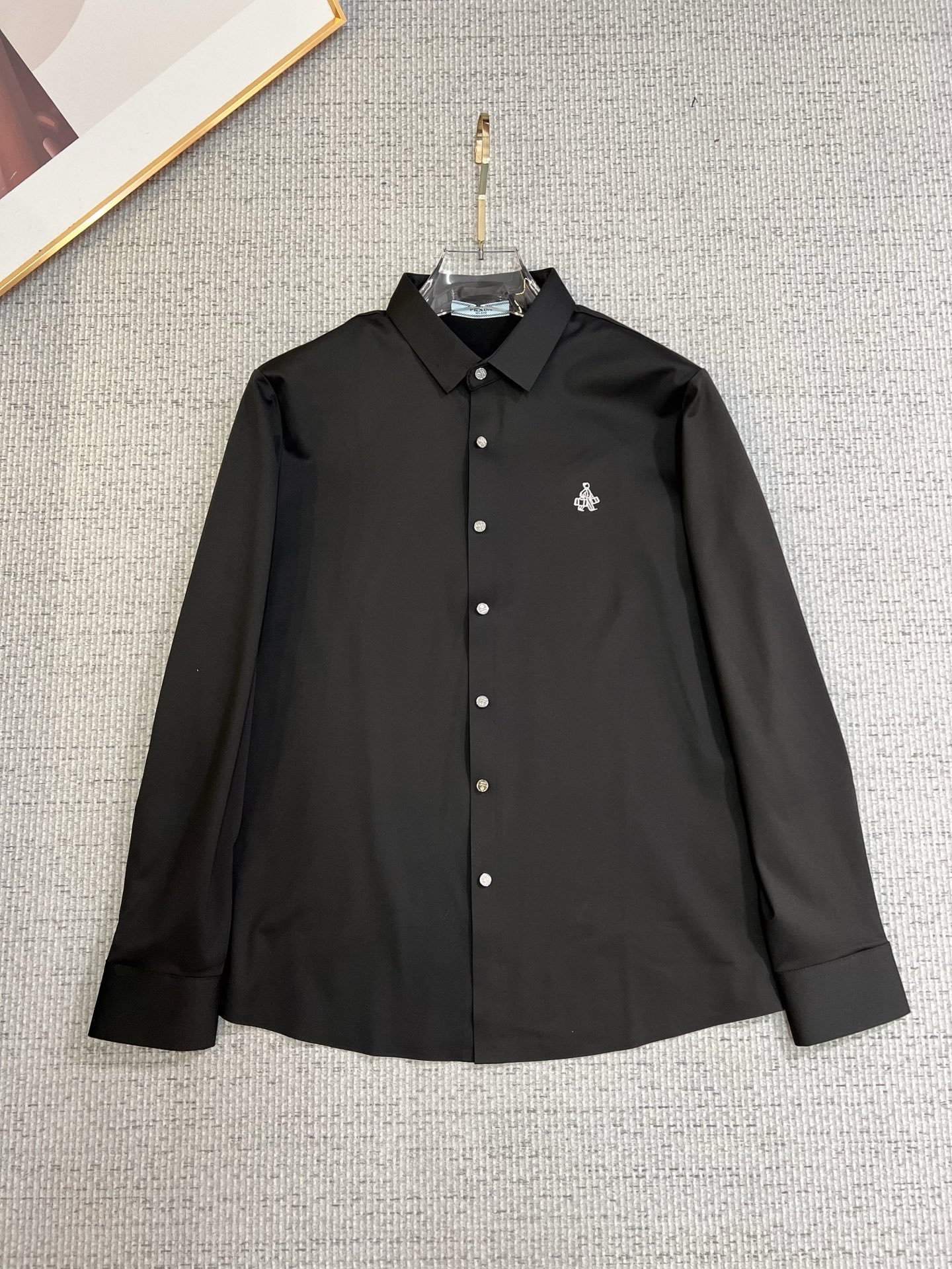 NO:657808,PRADA Men's shirt, business casual slim long-sleeved shirt!  A must-have for all men, suitable for both business and leisure!  Early autumn limited edition model with urban business temperament!  It is a very rare counter OEM to order directly to the counter. It is not a problem to save thousands. The tailoring of the shirt is even more precise and plastic. Every man's upper body and back will feel as if he has been tailor-made!  There is no need for too many primary color decorations. For men, simplicity is its own charm!  Made from imported organic cotton, the shape is more crisp and natural, the touch is extremely comfortable, and the fit is excellent!  T size M-3xL,,prada,prada,shirts,alexander wang19860909PRADA 普拉达 男士衬衫,商务休闲修身款长袖衬衣！ 所有男士必不可缺的一款,宜商务 宜休闲！早秋限量新款,都市商务气质款！ 非常稀有的专柜代工直供柜台的订单,省个大几千不是问题,衬衫的版型剪裁更是精剪塑性,任何一个男士上身后都犹如量身定做一般！不需要过多的原色装饰,对于男士来说极简便是自身魅力！ 客供进口有机棉打造,更显版型的挺括自然, 触感极为舒适,贴身性能绝佳！T尺码M-3xL,,prada,prada,shirts,alexander wang,Men's clothing