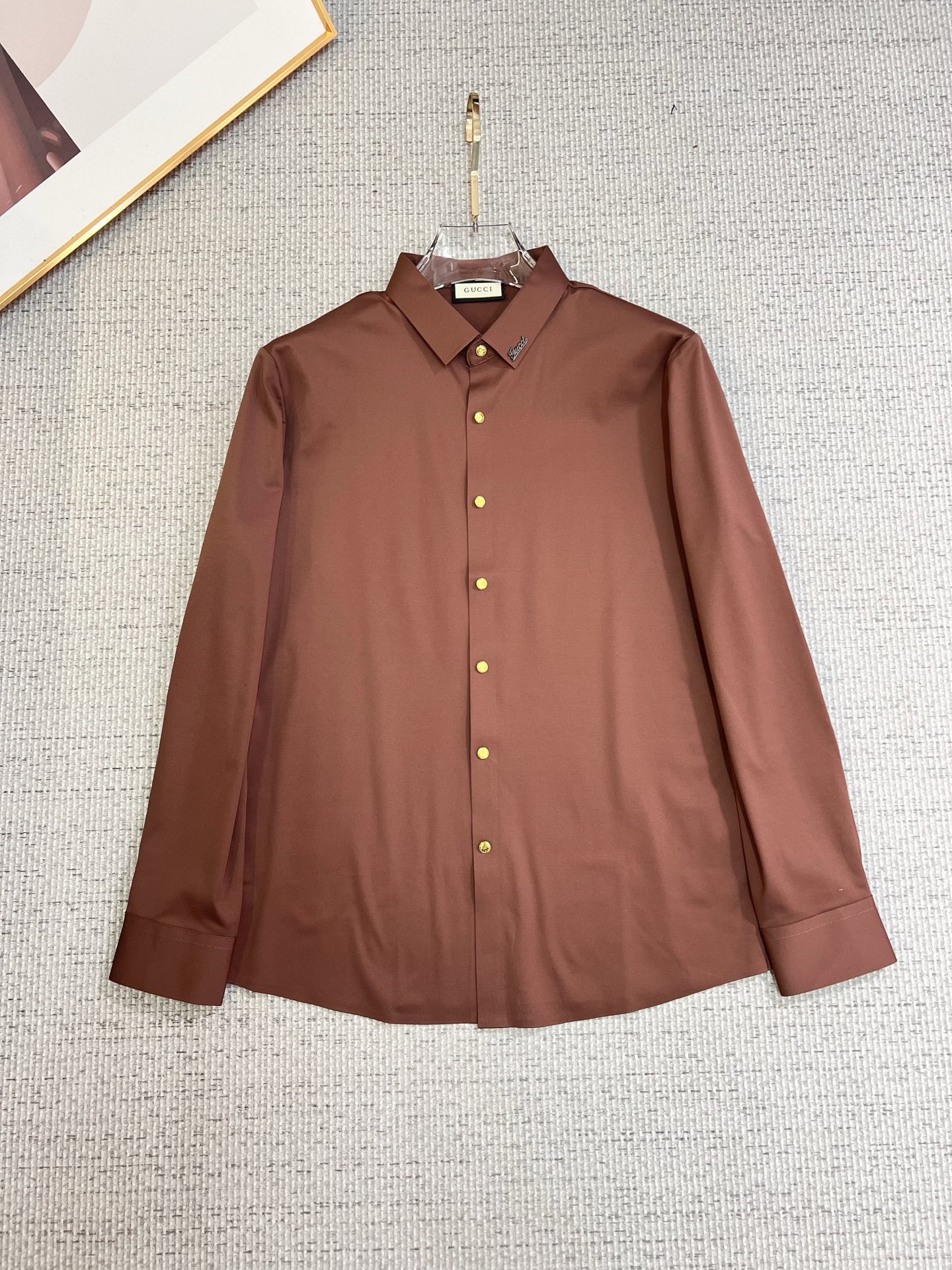 NO:657787,GUCCI men's shirt, business casual slim long-sleeved shirt!  A must-have for all men, suitable for both business and leisure!  Early autumn limited edition model with urban business temperament!  It is a very rare counter OEM to order directly to the counter. It is not a problem to save thousands. The tailoring of the shirt is even more precise and plastic. Every man's upper body and back will feel as if he has been tailor-made!  There is no need for too many primary color decorations. For men, simplicity is its own charm!  Made from imported organic cotton, the shape is more crisp and natural, the touch is extremely comfortable, and the fit is excellent!  T size M-3xL,,gucci,shirts,alexander wang19860909GUCCI 古奇 男士衬衫,商务休闲修身款长袖衬衣！ 所有男士必不可缺的一款,宜商务 宜休闲！早秋限量新款,都市商务气质款！ 非常稀有的专柜代工直供柜台的订单,省个大几千不是问题,衬衫的版型剪裁更是精剪塑性,任何一个男士上身后都犹如量身定做一般！不需要过多的原色装饰,对于男士来说极简便是自身魅力！ 客供进口有机棉打造,更显版型的挺括自然, 触感极为舒适,贴身性能绝佳！T尺码M-3xL,,gucci,shirts,alexander wang,Men's clothing