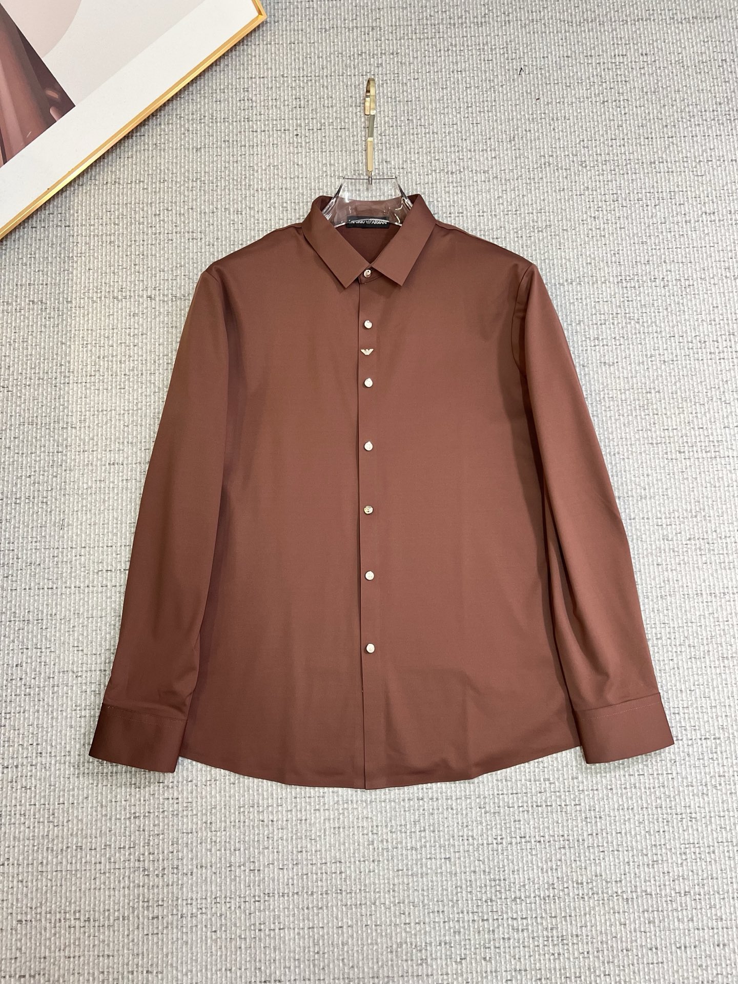 NO:657827,Armani Armani men's shirts, business casual slim long-sleeved shirts!  A must-have for all men, suitable for both business and leisure!  Early autumn limited edition model with urban business temperament!  It is a very rare counter OEM to order directly to the counter. It is not a problem to save thousands. The tailoring of the shirt is even more precise and plastic. Every man's upper body and back will feel as if he has been tailor-made!  There is no need for too many primary color decorations. For men, simplicity is its own charm!  Made from imported organic cotton, the shape is more crisp and natural, the touch is extremely comfortable, and the fit is excellent!  T size M-3xL,,armani,armani,shirts,alexander wang19860909Armani 阿玛尼 男士衬衫,商务休闲修身款长袖衬衣！ 所有男士必不可缺的一款,宜商务 宜休闲！早秋限量新款,都市商务气质款！ 非常稀有的专柜代工直供柜台的订单,省个大几千不是问题,衬衫的版型剪裁更是精剪塑性,任何一个男士上身后都犹如量身定做一般！不需要过多的原色装饰,对于男士来说极简便是自身魅力！ 客供进口有机棉打造,更显版型的挺括自然, 触感极为舒适,贴身性能绝佳！T尺码M-3xL,,armani,armani,shirts,alexander wang,Men's clothing