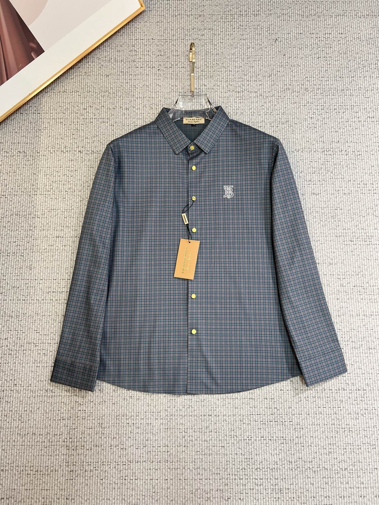 NO:657822,Burberry men's shirt, business casual slim long-sleeved shirt!  A must-have for all men, suitable for both business and leisure!  Early autumn limited edition model with urban business temperament!  It is a very rare counter OEM to order directly to the counter. It is not a problem to save thousands. The tailoring of the shirt is even more precise and plastic. Every man's upper body and back will feel as if he has been tailor-made!  There is no need for too many primary color decorations. For men, simplicity is its own charm!  Made from imported organic cotton, the shape is more crisp and natural, the touch is extremely comfortable, and the fit is excellent!  T size M-3xL,,burberry,burberry,shirts,alexander wang19860909Burberry 巴宝莉 男士衬衫,商务休闲修身款长袖衬衣！ 所有男士必不可缺的一款,宜商务 宜休闲！早秋限量新款,都市商务气质款！ 非常稀有的专柜代工直供柜台的订单,省个大几千不是问题,衬衫的版型剪裁更是精剪塑性,任何一个男士上身后都犹如量身定做一般！不需要过多的原色装饰,对于男士来说极简便是自身魅力！ 客供进口有机棉打造,更显版型的挺括自然, 触感极为舒适,贴身性能绝佳！T尺码M-3xL,,burberry,burberry,shirts,alexander wang,Men's clothing