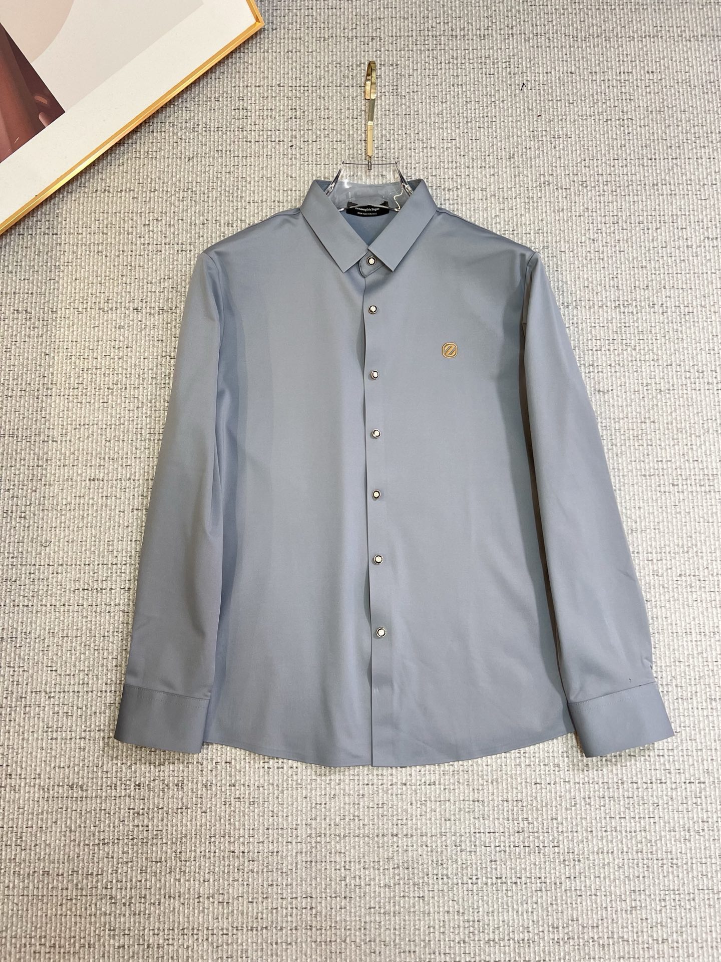 NO:657783,Ermenegildo Zegna men's shirts, business casual slim long-sleeved shirts!  A must-have for all men, suitable for both business and leisure!  Early autumn limited edition model with urban business temperament!  It is a very rare counter OEM to order directly to the counter. It is not a problem to save thousands. The tailoring of the shirt is even more precise and plastic. Every man's upper body and back will feel as if he has been tailor-made!  There is no need for too many primary color decorations. For men, simplicity is its own charm!  Made from imported organic cotton, the shape is more crisp and natural, the touch is extremely comfortable, and the fit is excellent!  T size M-3xL,,zegna,shirts,alexander wang19860909杰尼亚 男士衬衫,商务休闲修身款长袖衬衣！ 所有男士必不可缺的一款,宜商务 宜休闲！早秋限量新款,都市商务气质款！ 非常稀有的专柜代工直供柜台的订单,省个大几千不是问题,衬衫的版型剪裁更是精剪塑性,任何一个男士上身后都犹如量身定做一般！不需要过多的原色装饰,对于男士来说极简便是自身魅力！ 客供进口有机棉打造,更显版型的挺括自然, 触感极为舒适,贴身性能绝佳！T尺码M-3xL,,zegna,shirts,alexander wang,Men's clothing