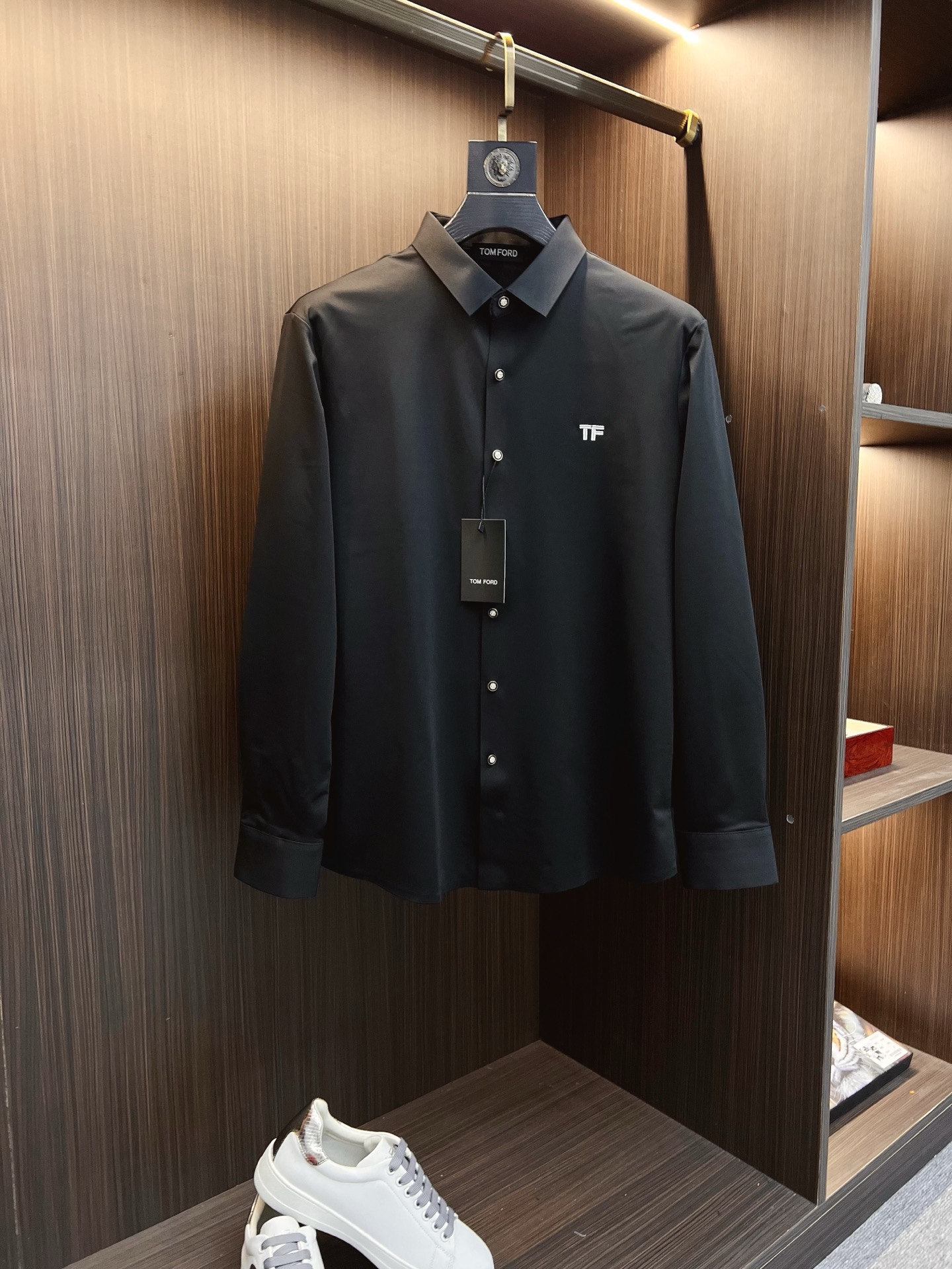 NO:629414,'TF' Original item. Hot item coming. 2025ss official website new long-sleeved shirt, exquisite embroidered logo high-end version, counter custom fabric. High breathability and comfort, precision production, perfect detail processing, brand element design concept, reflecting high quality. Delicate and soft feel!  It presents a casual cut and the upper body shape is awesome!  Size M-3XL,,tom ford,shirts,alexander wang19860909《TF》 原单货. 爆款来袭 2025ss官网新款长袖 衬衫 衬衣,精美刺绣Logo 高端版本,专柜定制面料 透气舒适度高,精工制作,细节处理完美无可挑剔,品牌元素设计理念,体现高品质.手感细腻柔软！呈现休闲裁剪,上身版型超赞！码数M-3XL,,tom ford,shirts,alexander wang,Men's clothing