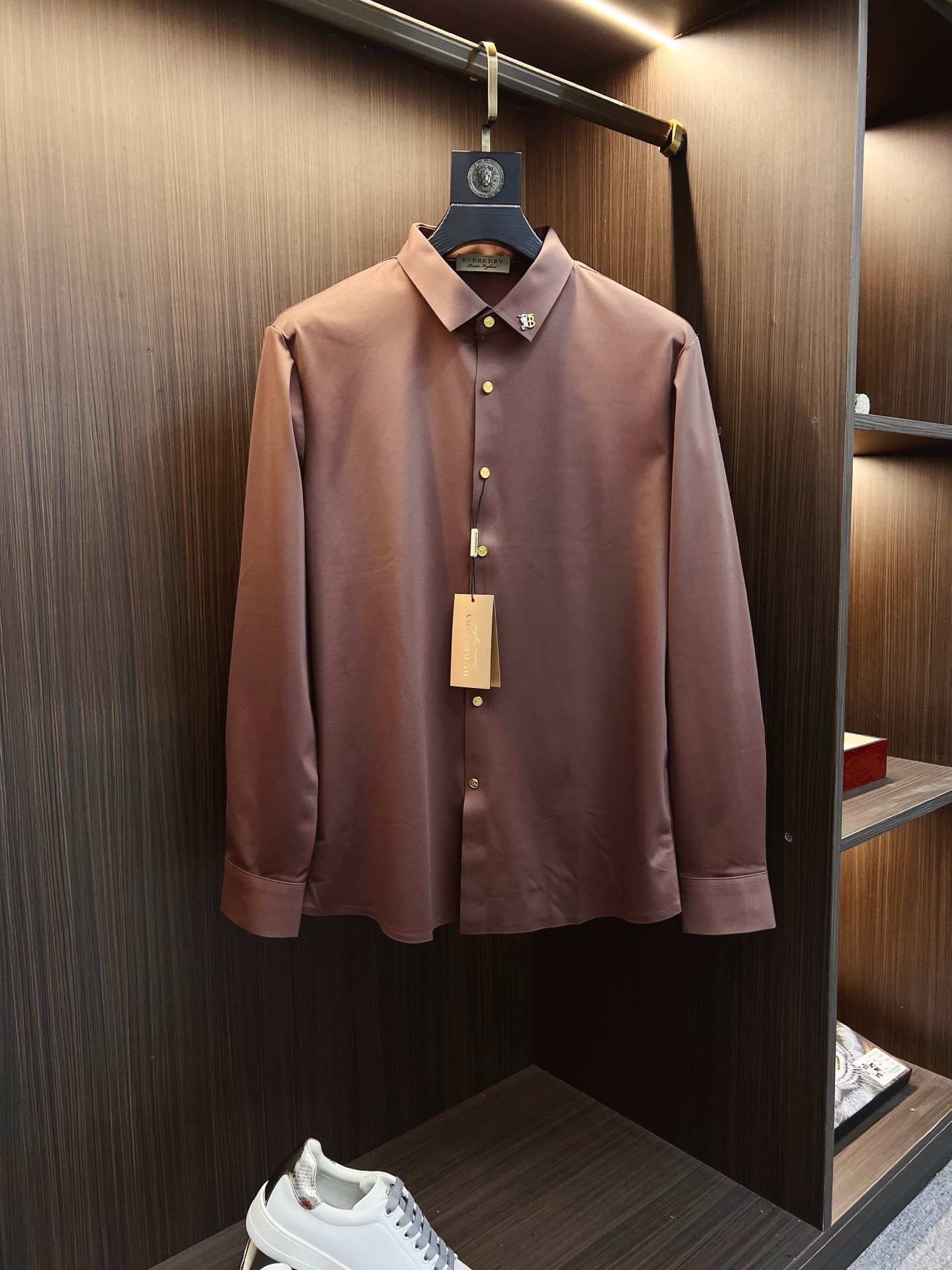 NO:629420,'Burberry' original order. Hot sale coming. 2025ss official website new long-sleeved shirt, exquisite embroidered logo high-end version, counter customized fabric. High breathability and comfort, precision production, perfect detail processing, brand element design concept, reflecting high quality. Delicate and soft touch!  It presents a casual cut and the upper body shape is awesome!  Size M-3XL,,burberry,burberry,shirts,alexander wang19860909《Burberry 巴宝莉》 原单货. 爆款来袭 2025ss官网新款长袖 衬衫 衬衣,精美刺绣Logo 高端版本,专柜定制面料 透气舒适度高,精工制作,细节处理完美无可挑剔,品牌元素设计理念,体现高品质.手感细腻柔软！呈现休闲裁剪,上身版型超赞！码数M-3XL,,burberry,burberry,shirts,alexander wang,Men's clothing