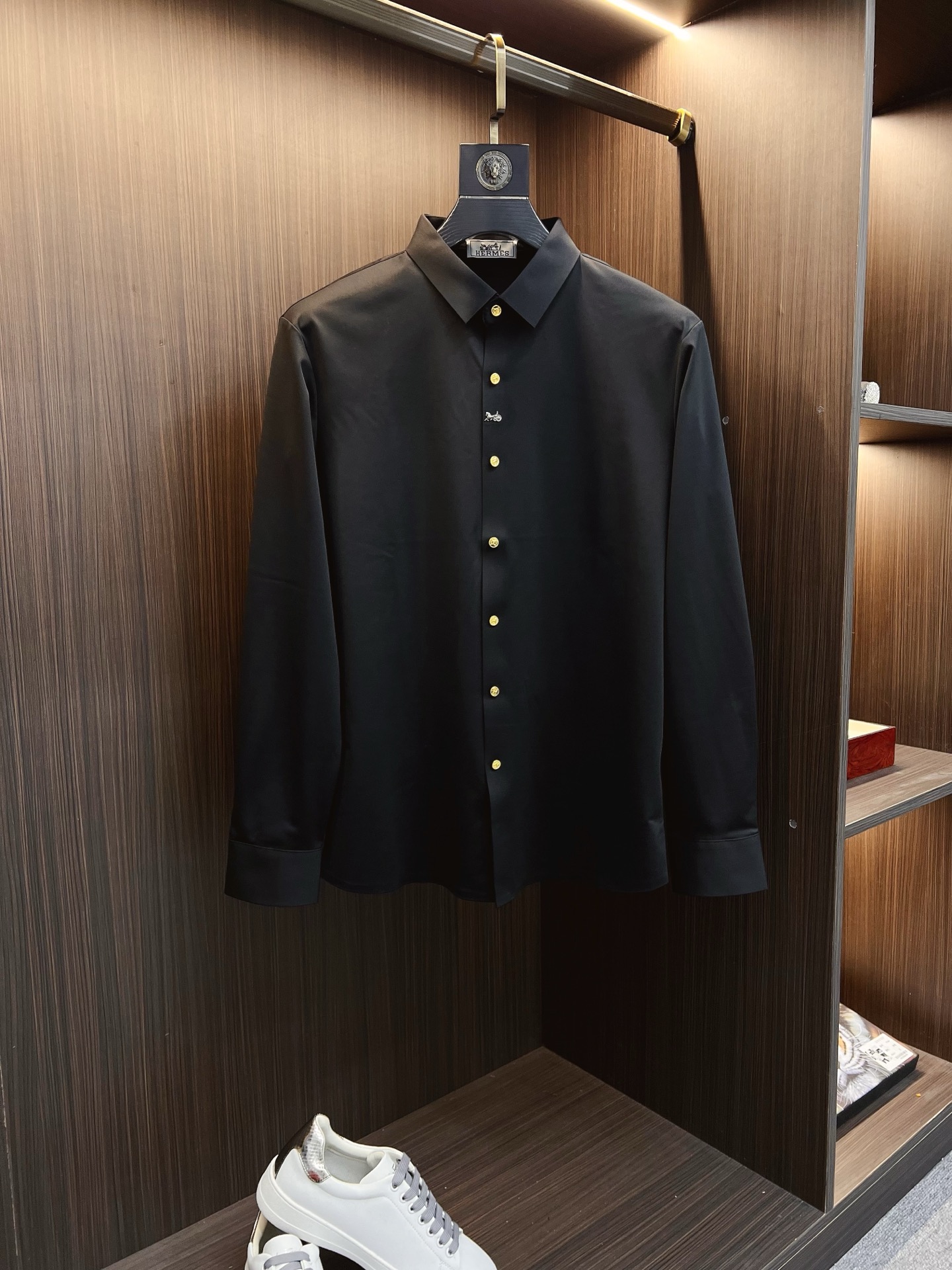 NO:629426,'Hermès' original order. Hot sale is coming. 2025ss official website new long-sleeved shirt, exquisite embroidered logo high-end version, counter customized fabric. High breathability and comfort, precision production, perfect detail processing, brand element design concept, reflecting high quality. Delicate and soft touch!  It presents a casual cut and the upper body shape is awesome!  Size M-3XL,,hermes,shirts,alexander wang19860909《爱马仕》 原单货. 爆款来袭 2025ss官网新款长袖 衬衫 衬衣,精美刺绣Logo 高端版本,专柜定制面料 透气舒适度高,精工制作,细节处理完美无可挑剔,品牌元素设计理念,体现高品质.手感细腻柔软！呈现休闲裁剪,上身版型超赞！码数M-3XL,,hermes,shirts,alexander wang,Men's clothing