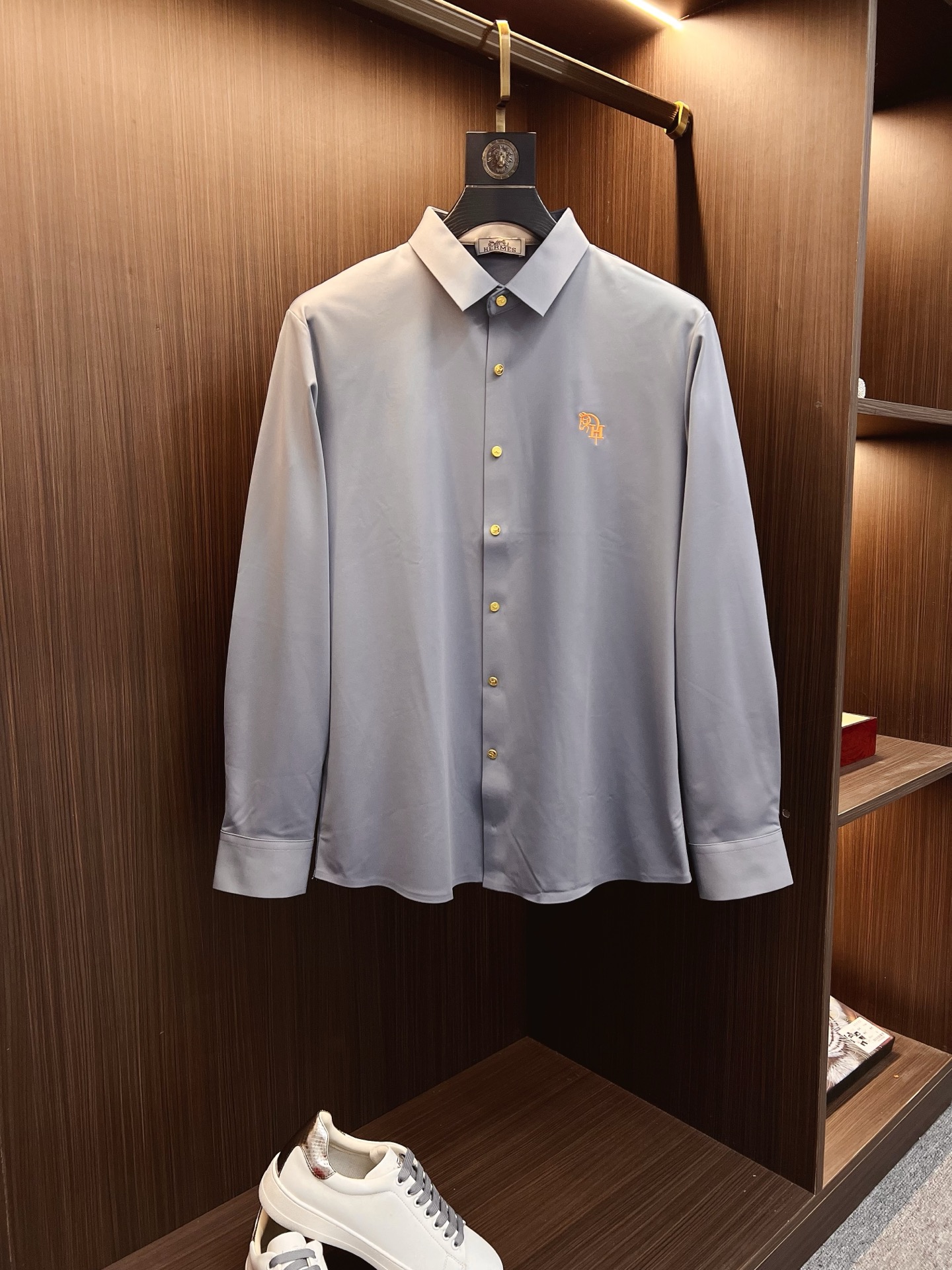 NO:629442,'Hermès' original order. Hot sale is coming. 2025ss official website new long-sleeved shirt, exquisite embroidered logo high-end version, counter customized fabric. High breathability and comfort, precision production, perfect detail processing, brand element design concept, reflecting high quality. Delicate and soft touch!  It presents a casual cut and the upper body shape is awesome!  Size M-3XL,,hermes,shirts,alexander wang19860909《爱马仕》 原单货. 爆款来袭 2025ss官网新款长袖 衬衫 衬衣,精美刺绣Logo 高端版本,专柜定制面料 透气舒适度高,精工制作,细节处理完美无可挑剔,品牌元素设计理念,体现高品质.手感细腻柔软！呈现休闲裁剪,上身版型超赞！码数M-3XL,,hermes,shirts,alexander wang,Men's clothing
