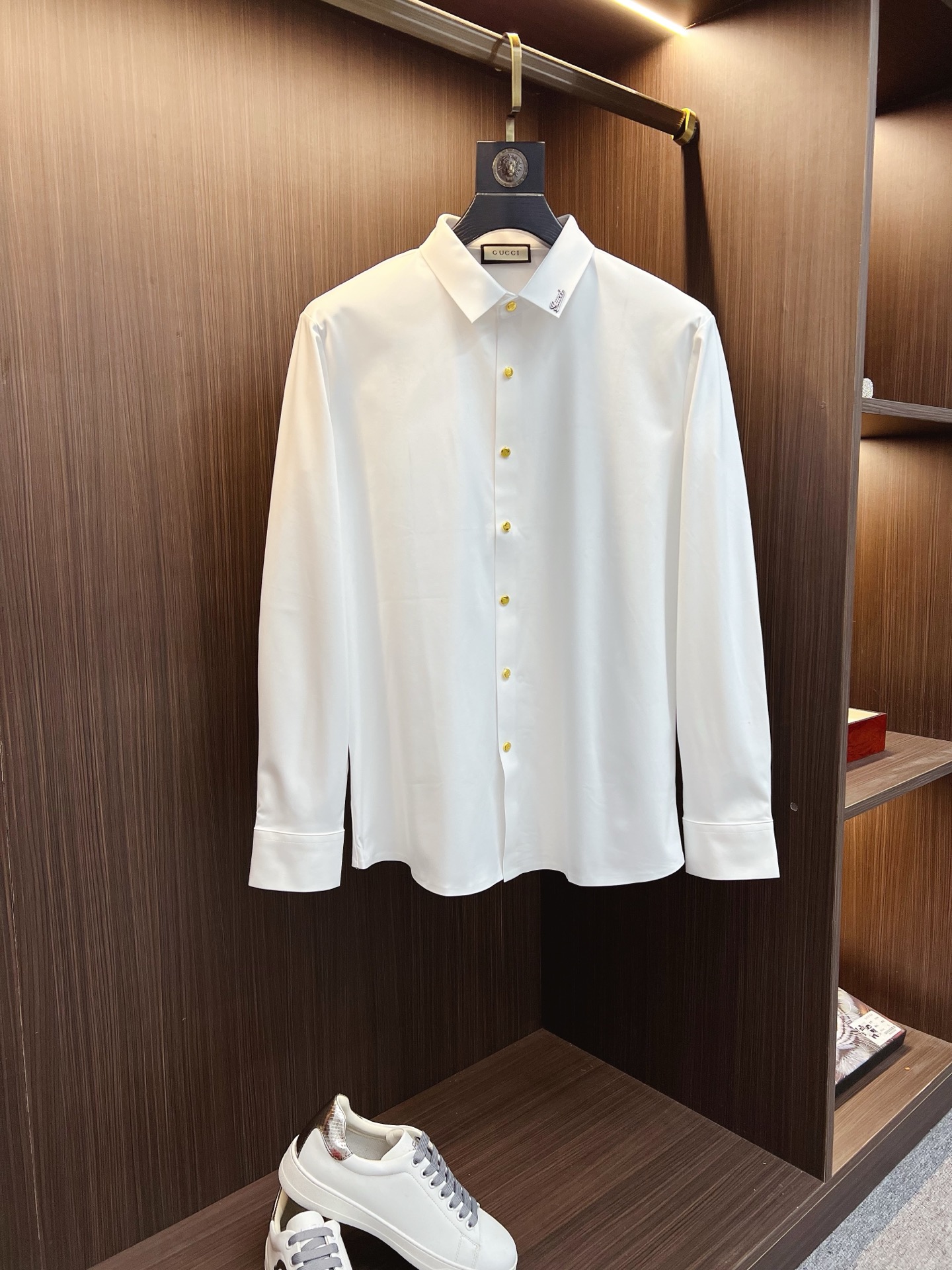 NO:629458,'GUCCI Gucci' original order. Hot item is coming. 2025ss official website new long-sleeved shirt, exquisite embroidered logo high-end version, counter customized fabric, high breathability and comfort, precision production, perfect detail processing, brand element design concept, reflecting high quality. Delicate and soft touch!  It presents a casual cut and the upper body shape is awesome!  Size M-3XL,,gucci,shirts,alexander wang19860909《GUCCI 古奇》 原单货. 爆款来袭 2025ss官网新款长袖 衬衫 衬衣,精美刺绣Logo 高端版本,专柜定制面料 透气舒适度高,精工制作,细节处理完美无可挑剔,品牌元素设计理念,体现高品质.手感细腻柔软！呈现休闲裁剪,上身版型超赞！码数M-3XL,,gucci,shirts,alexander wang,Men's clothing