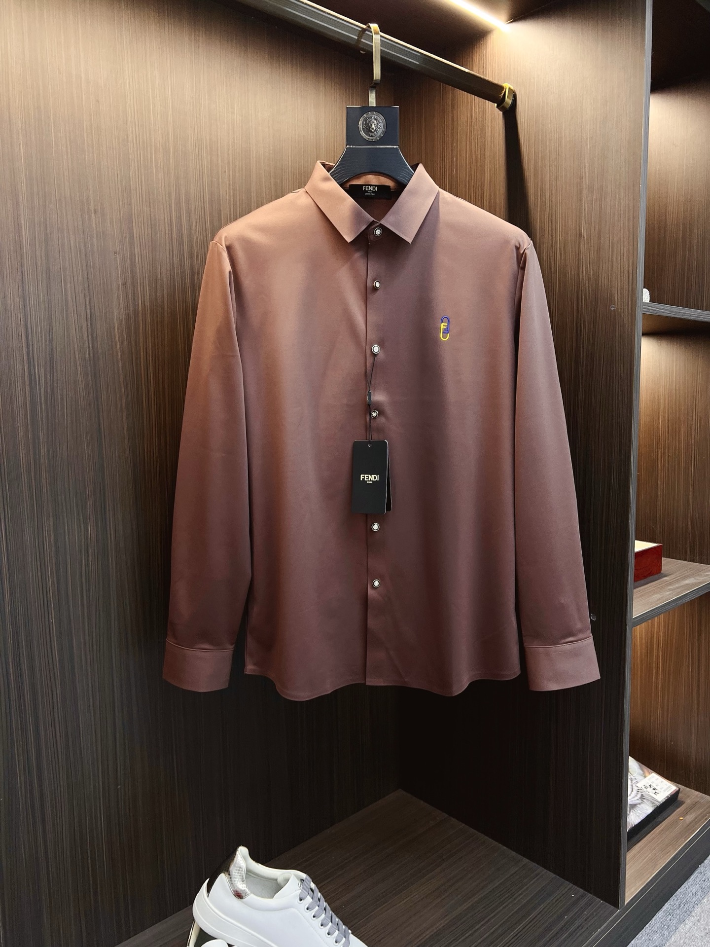 NO:629402,'FENDI Fendi' original order. Hot sale coming. 2025ss official website new long-sleeved shirt, exquisite embroidered logo high-end version, counter customized fabric. High breathability and comfort, precision production, perfect detail processing, brand element design concept, reflecting high quality. Delicate and soft touch!  It presents a casual cut and the upper body shape is awesome!  Size M-3XL,,fendi,fendi,shirts,alexander wang19860909《FENDI 芬迪》 原单货. 爆款来袭 2025ss官网新款长袖 衬衫 衬衣,精美刺绣Logo 高端版本,专柜定制面料 透气舒适度高,精工制作,细节处理完美无可挑剔,品牌元素设计理念,体现高品质.手感细腻柔软！呈现休闲裁剪,上身版型超赞！码数M-3XL,,fendi,fendi,shirts,alexander wang,Men's clothing