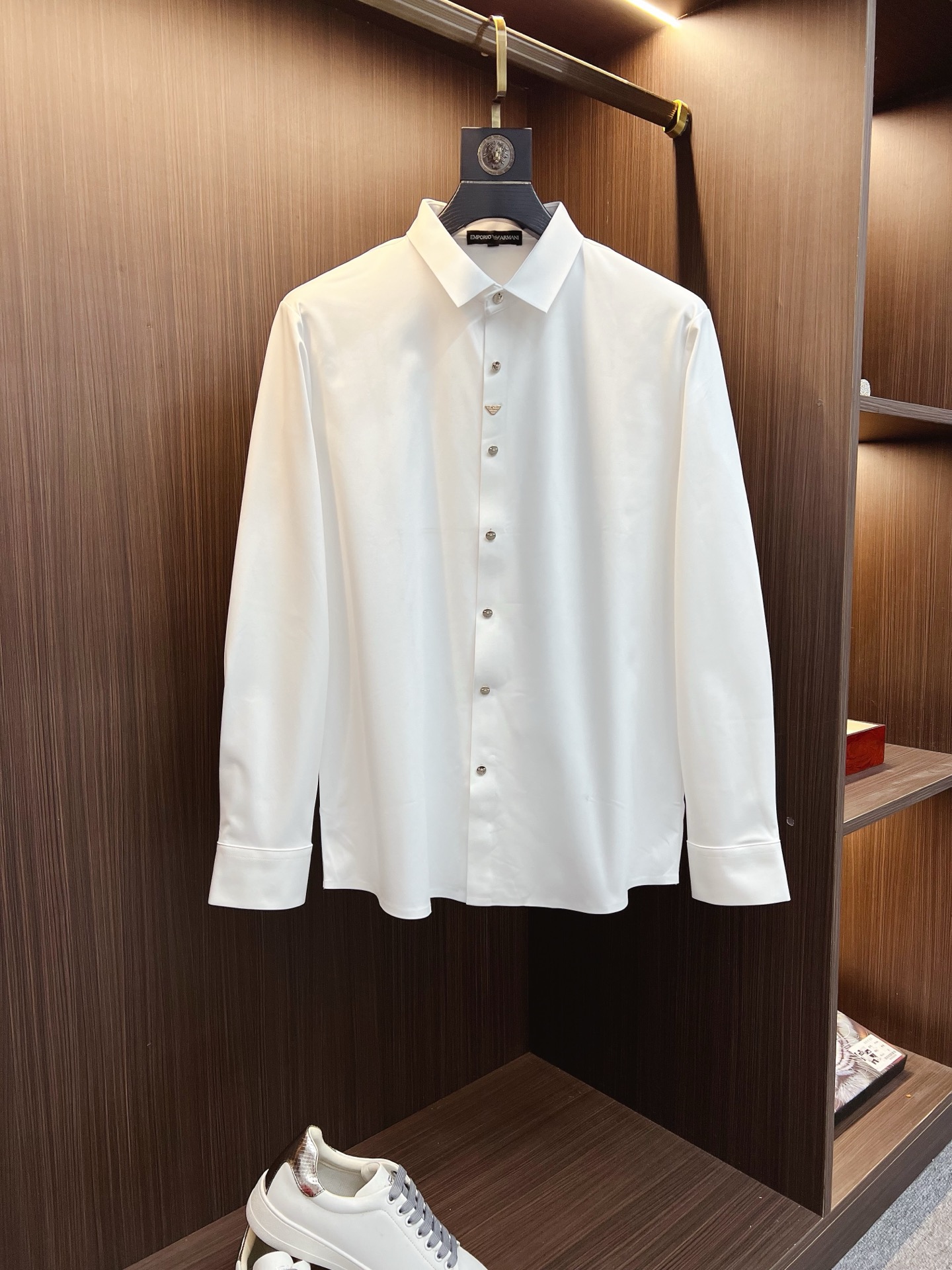 NO:629472,'Armani Armani' original order. Hot sale coming. 2025ss official website new long-sleeved shirt, exquisite embroidered logo high-end version, counter custom fabric. High breathability and comfort, precision production, perfect detail processing, brand element design concept, reflecting high quality. Delicate and soft touch!  It presents a casual cut and the upper body shape is awesome!  Size M-3XL,,armani,armani,shirts,alexander wang19860909《Armani 阿玛尼》 原单货. 爆款来袭 2025ss官网新款长袖 衬衫 衬衣,精美刺绣Logo 高端版本,专柜定制面料 透气舒适度高,精工制作,细节处理完美无可挑剔,品牌元素设计理念,体现高品质.手感细腻柔软！呈现休闲裁剪,上身版型超赞！码数M-3XL,,armani,armani,shirts,alexander wang,Men's clothing