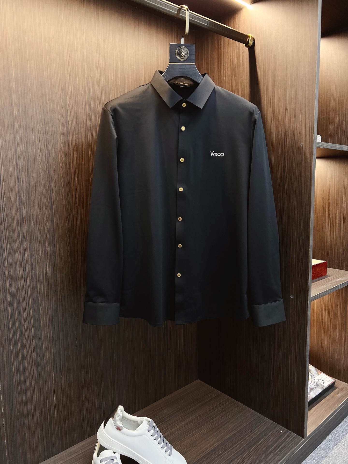 NO:629479,'Versace' original order. Hot sale coming. 2025ss official website new long-sleeved shirt, exquisite embroidered logo high-end version, counter customized fabric. High breathability and comfort, precision production, perfect detail processing, brand element design concept, reflecting high quality. Delicate and soft touch!  It presents a casual cut and the upper body shape is awesome!  Size M-3XL,,versace,shirts,alexander wang19860909《范思哲》 原单货. 爆款来袭 2025ss官网新款长袖 衬衫 衬衣,精美刺绣Logo 高端版本,专柜定制面料 透气舒适度高,精工制作,细节处理完美无可挑剔,品牌元素设计理念,体现高品质.手感细腻柔软！呈现休闲裁剪,上身版型超赞！码数M-3XL,,versace,shirts,alexander wang,Men's clothing