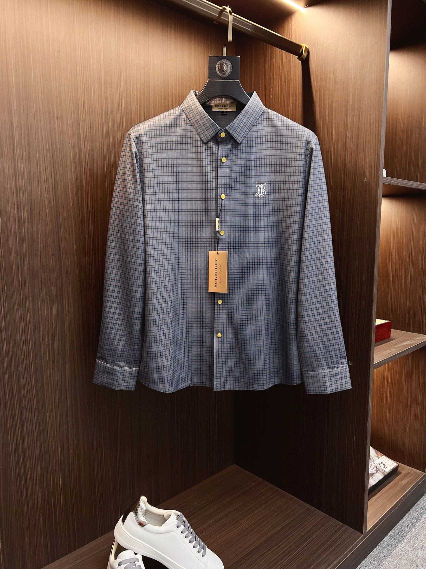 NO:629464,'Burberry' original order. Hot sale coming. 2025ss official website new long-sleeved shirt, exquisite embroidered logo high-end version, counter customized fabric. High breathability and comfort, precision production, perfect detail processing, brand element design concept, reflecting high quality. Delicate and soft touch!  It presents a casual cut and the upper body shape is awesome!  Size M-3XL,,burberry,burberry,shirts,alexander wang19860909《Burberry 巴宝莉》 原单货. 爆款来袭 2025ss官网新款长袖 衬衫 衬衣,精美刺绣Logo 高端版本,专柜定制面料 透气舒适度高,精工制作,细节处理完美无可挑剔,品牌元素设计理念,体现高品质.手感细腻柔软！呈现休闲裁剪,上身版型超赞！码数M-3XL,,burberry,burberry,shirts,alexander wang,Men's clothing