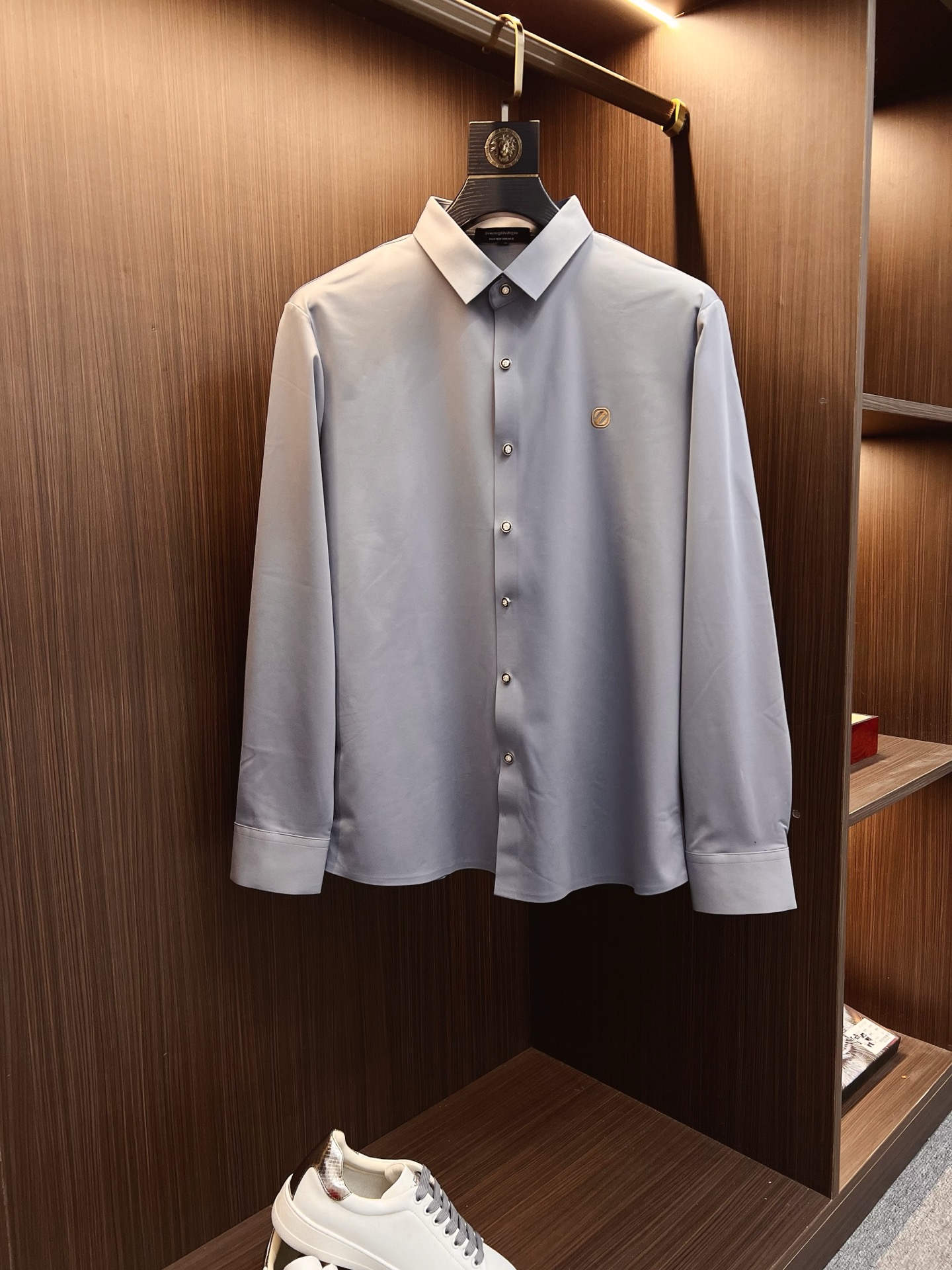 NO:629434,'Emenia Ermenegildo Zegna' original order. Hot item is coming. 2025ss official website new long-sleeved shirt, exquisite embroidered logo high-end version, counter customized fabric. High breathability and comfort, precision production, perfect detail processing, brand element design concept, reflecting high quality. It feels delicate and soft!  It presents a casual cut and the upper body shape is awesome!  Size M-3XL,,zegna,shirts,alexander wang19860909《杰尼亚》 原单货. 爆款来袭 2025ss官网新款长袖 衬衫 衬衣,精美刺绣Logo 高端版本,专柜定制面料 透气舒适度高,精工制作,细节处理完美无可挑剔,品牌元素设计理念,体现高品质.手感细腻柔软！呈现休闲裁剪,上身版型超赞！码数M-3XL,,zegna,shirts,alexander wang,Men's clothing