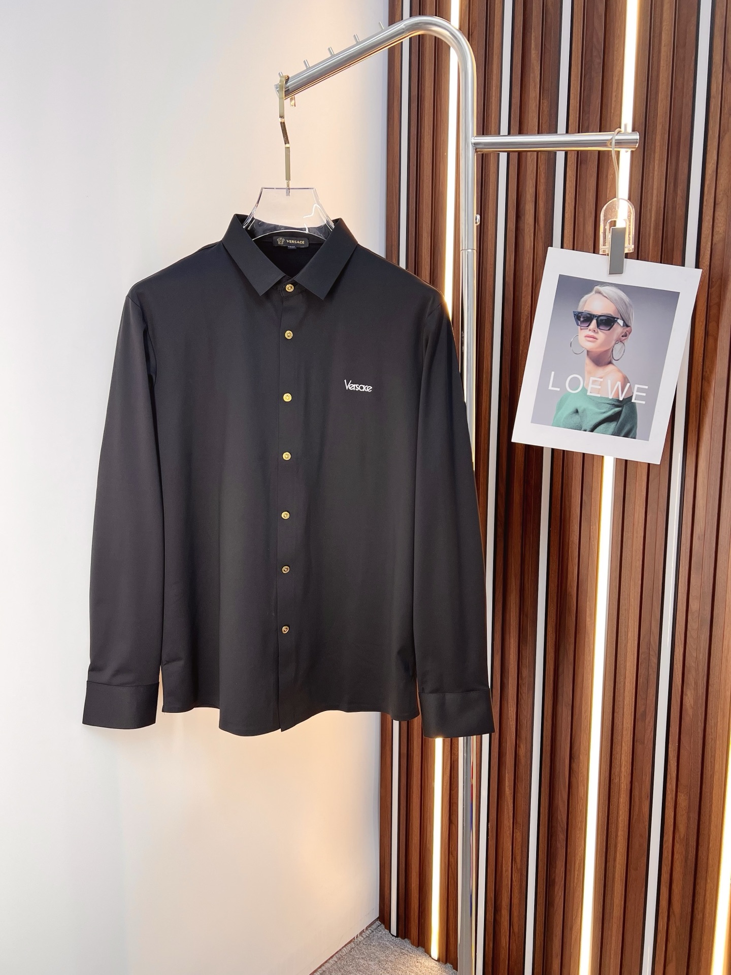 NO:625717,Versace men's shirts, business casual slim long-sleeved shirts!  A must-have for all men, suitable for both business and leisure!  Early autumn limited edition model with urban business temperament!  It is a very rare counter OEM to order directly to the counter. It is not a problem to save thousands. The tailoring of the shirt is even more precise and plastic. Every man's upper body and back will feel as if he has been tailor-made!  There is no need for too many primary color decorations. For men, simplicity is its own charm!  Made from imported organic cotton, the shape is more crisp and natural, the touch is extremely comfortable, and the fit is excellent!  T size M-3xL,,versace,shirts,alexander wang19860909范思哲 男士衬衫,商务休闲修身款长袖衬衣！ 所有男士必不可缺的一款,宜商务 宜休闲！早秋限量新款,都市商务气质款！ 非常稀有的专柜代工直供柜台的订单,省个大几千不是问题,衬衫的版型剪裁更是精剪塑性,任何一个男士上身后都犹如量身定做一般！不需要过多的原色装饰,对于男士来说极简便是自身魅力！ 客供进口有机棉打造,更显版型的挺括自然, 触感极为舒适,贴身性能绝佳！T尺码M-3xL,,versace,shirts,alexander wang,Men's clothing