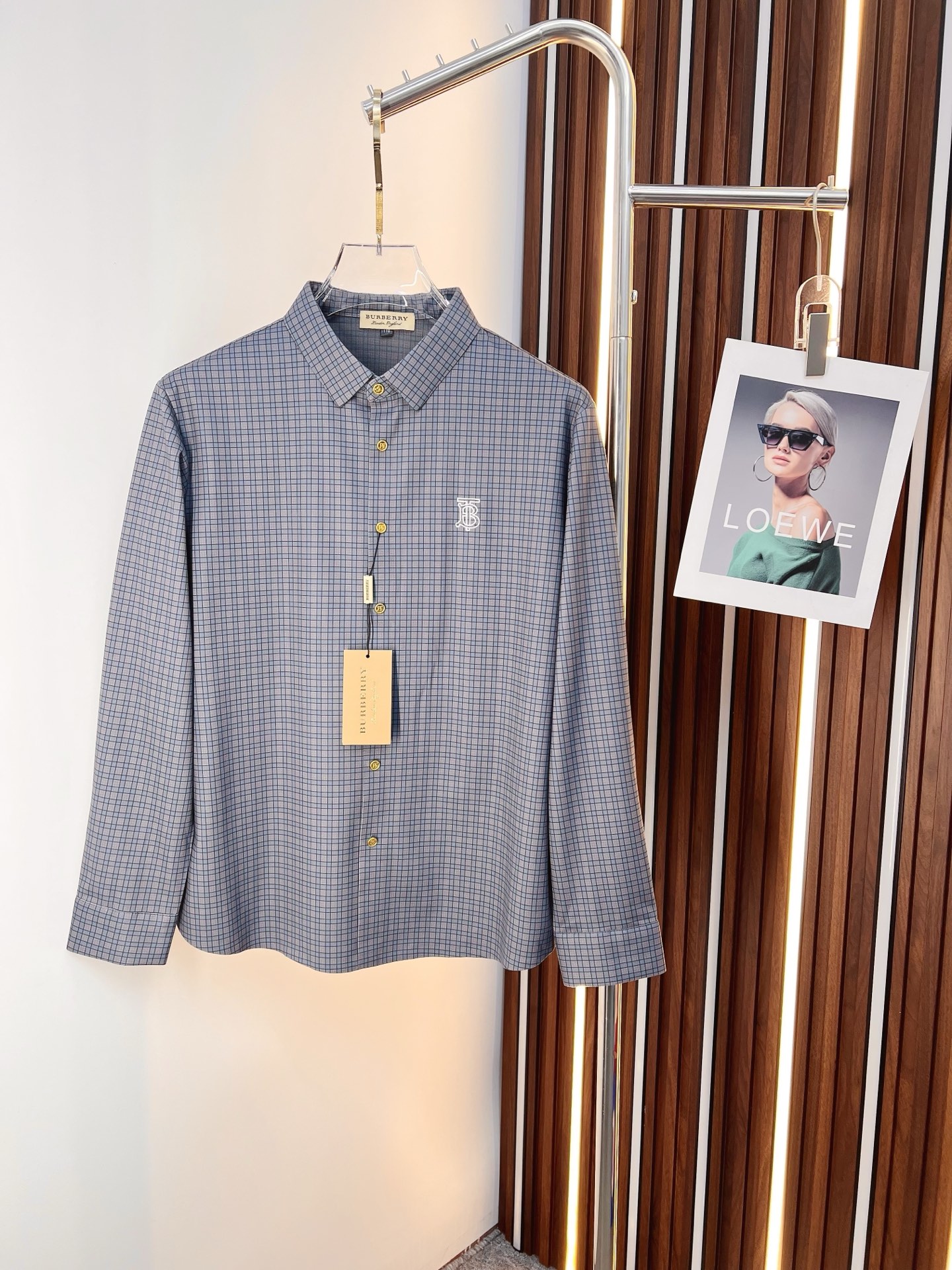 NO:625709,Burberry men's shirt, business casual slim long-sleeved shirt!  A must-have for all men, suitable for both business and leisure!  Early autumn limited edition model with urban business temperament!  It is a very rare counter OEM to order directly to the counter. It is not a problem to save thousands. The tailoring of the shirt is even more precise and plastic. Every man's upper body and back will feel as if he has been tailor-made!  There is no need for too many primary color decorations. For men, simplicity is its own charm!  Made from imported organic cotton, the shape is more crisp and natural, the touch is extremely comfortable, and the fit is excellent!  T size M-3xL,,burberry,burberry,shirts,alexander wang19860909Burberry 巴宝莉 男士衬衫,商务休闲修身款长袖衬衣！ 所有男士必不可缺的一款,宜商务 宜休闲！早秋限量新款,都市商务气质款！ 非常稀有的专柜代工直供柜台的订单,省个大几千不是问题,衬衫的版型剪裁更是精剪塑性,任何一个男士上身后都犹如量身定做一般！不需要过多的原色装饰,对于男士来说极简便是自身魅力！ 客供进口有机棉打造,更显版型的挺括自然, 触感极为舒适,贴身性能绝佳！T尺码M-3xL,,burberry,burberry,shirts,alexander wang,Men's clothing