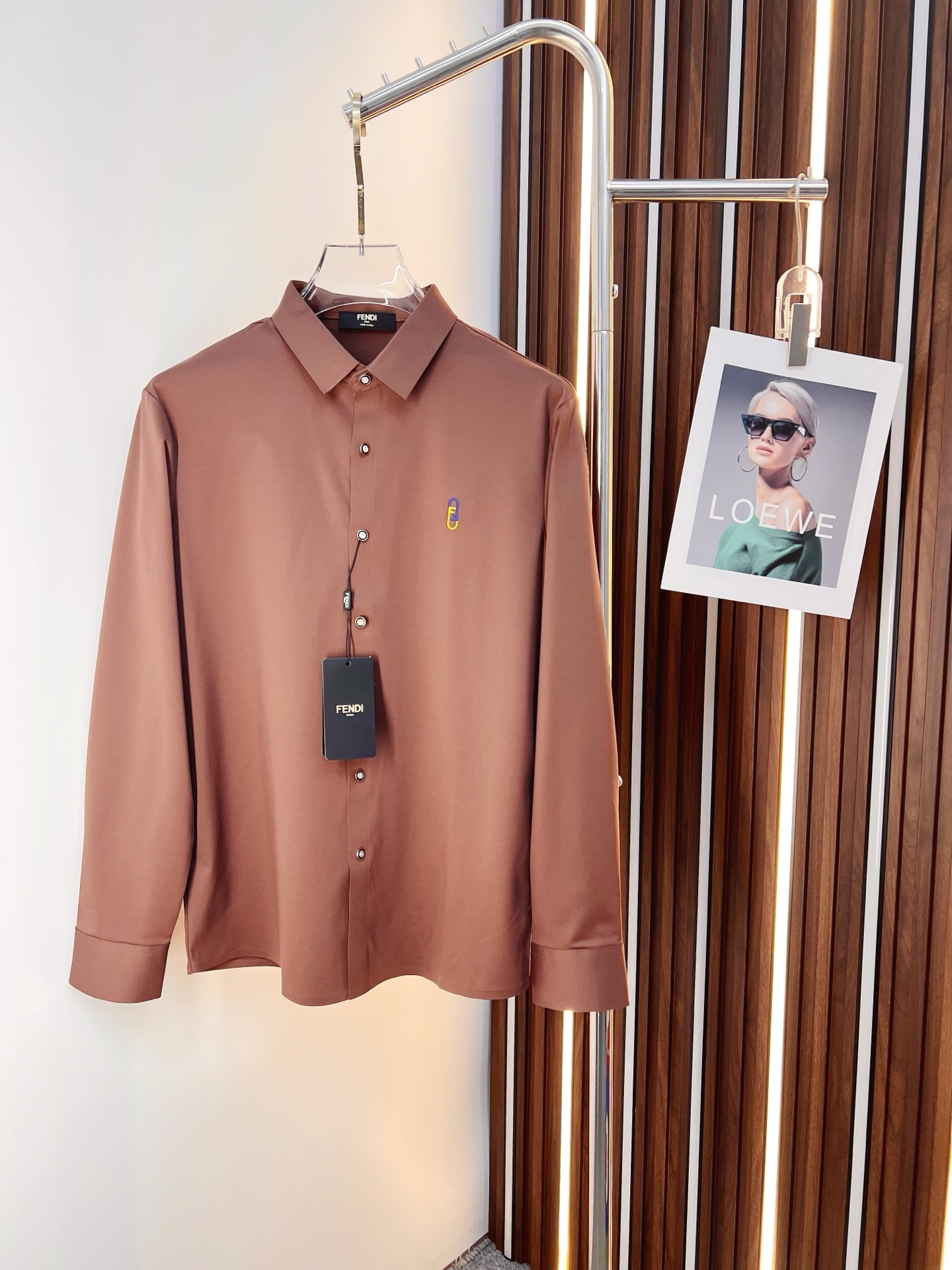 NO:625699,FENDI Fendi men's shirt, business casual slim long-sleeved shirt!  A must-have for all men, suitable for both business and leisure!  Early autumn limited edition model with urban business temperament!  It is a very rare counter OEM to order directly to the counter. It is not a problem to save thousands. The tailoring of the shirt is even more precise and plastic. Every man's upper body and back will feel as if he has been tailor-made!  There is no need for too many primary color decorations. For men, simplicity is its own charm!  Made from imported organic cotton, the shape is more crisp and natural, the touch is extremely comfortable, and the fit is excellent!  T size M-3xL,,fendi,fendi,shirts,alexander wang19860909FENDI 芬迪 男士衬衫,商务休闲修身款长袖衬衣！ 所有男士必不可缺的一款,宜商务 宜休闲！早秋限量新款,都市商务气质款！ 非常稀有的专柜代工直供柜台的订单,省个大几千不是问题,衬衫的版型剪裁更是精剪塑性,任何一个男士上身后都犹如量身定做一般！不需要过多的原色装饰,对于男士来说极简便是自身魅力！ 客供进口有机棉打造,更显版型的挺括自然, 触感极为舒适,贴身性能绝佳！T尺码M-3xL,,fendi,fendi,shirts,alexander wang,Men's clothing