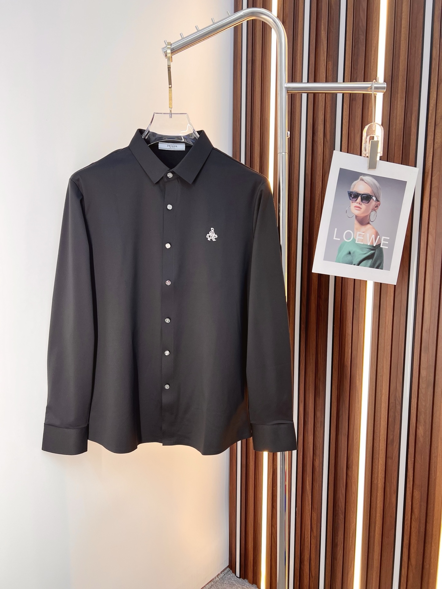 NO:625693,PRADA Men's shirt, business casual slim long-sleeved shirt!  A must-have for all men, suitable for both business and leisure!  Early autumn limited edition model with urban business temperament!  It is a very rare counter OEM to order directly to the counter. It is not a problem to save thousands. The tailoring of the shirt is even more precise and plastic. Every man's upper body and back will feel as if he has been tailor-made!  There is no need for too many primary color decorations. For men, simplicity is its own charm!  Made from imported organic cotton, the shape is more crisp and natural, the touch is extremely comfortable, and the fit is excellent!  T size M-3xL,,prada,prada,shirts,alexander wang19860909PRADA 普拉达 男士衬衫,商务休闲修身款长袖衬衣！ 所有男士必不可缺的一款,宜商务 宜休闲！早秋限量新款,都市商务气质款！ 非常稀有的专柜代工直供柜台的订单,省个大几千不是问题,衬衫的版型剪裁更是精剪塑性,任何一个男士上身后都犹如量身定做一般！不需要过多的原色装饰,对于男士来说极简便是自身魅力！ 客供进口有机棉打造,更显版型的挺括自然, 触感极为舒适,贴身性能绝佳！T尺码M-3xL,,prada,prada,shirts,alexander wang,Men's clothing