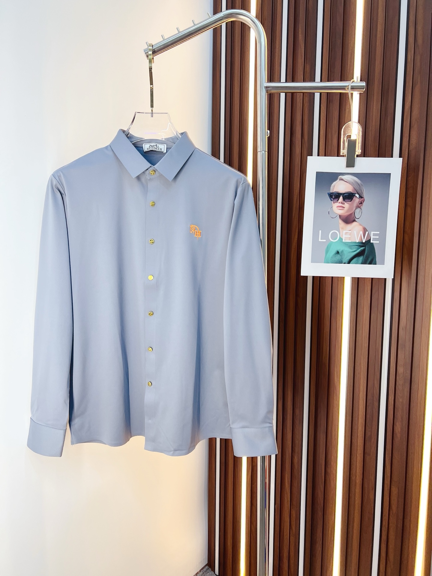 NO:625687,Hermès men's shirts, business casual slim long-sleeved shirts!  A must-have for all men, suitable for both business and leisure!  Early autumn limited edition model with urban business temperament!  It is a very rare counter OEM to order directly to the counter. It is not a problem to save thousands. The tailoring of the shirt is even more precise and plastic. Every man's upper body and back will feel as if he has been tailor-made!  There is no need for too many primary color decorations. For men, simplicity is its own charm!  Made from imported organic cotton, the shape is more crisp and natural, the touch is extremely comfortable, and the fit is excellent!  T size M-3xL,,hermes,shirts,alexander wang19860909爱马仕 男士衬衫,商务休闲修身款长袖衬衣！ 所有男士必不可缺的一款,宜商务 宜休闲！早秋限量新款,都市商务气质款！ 非常稀有的专柜代工直供柜台的订单,省个大几千不是问题,衬衫的版型剪裁更是精剪塑性,任何一个男士上身后都犹如量身定做一般！不需要过多的原色装饰,对于男士来说极简便是自身魅力！ 客供进口有机棉打造,更显版型的挺括自然, 触感极为舒适,贴身性能绝佳！T尺码M-3xL,,hermes,shirts,alexander wang,Men's clothing