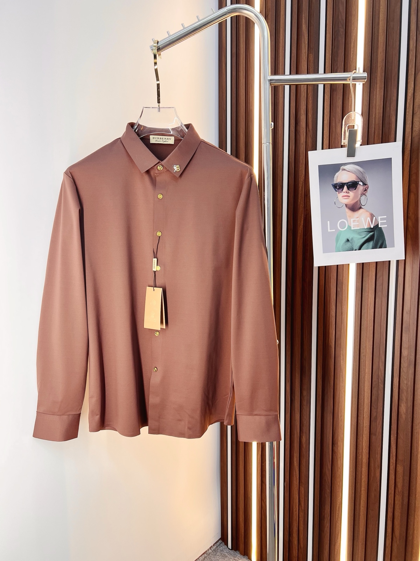 NO:625674,Burberry men's shirt, business casual slim long-sleeved shirt!  A must-have for all men, suitable for both business and leisure!  Early autumn limited edition model with urban business temperament!  It is a very rare counter OEM to order directly to the counter. It is not a problem to save thousands. The tailoring of the shirt is even more precise and plastic. Every man's upper body and back will feel as if he has been tailor-made!  There is no need for too many primary color decorations. For men, simplicity is its own charm!  Made from imported organic cotton, the shape is more crisp and natural, the touch is extremely comfortable, and the fit is excellent!  T size M-3xL,,burberry,burberry,shirts,alexander wang19860909Burberry 巴宝莉 男士衬衫,商务休闲修身款长袖衬衣！ 所有男士必不可缺的一款,宜商务 宜休闲！早秋限量新款,都市商务气质款！ 非常稀有的专柜代工直供柜台的订单,省个大几千不是问题,衬衫的版型剪裁更是精剪塑性,任何一个男士上身后都犹如量身定做一般！不需要过多的原色装饰,对于男士来说极简便是自身魅力！ 客供进口有机棉打造,更显版型的挺括自然, 触感极为舒适,贴身性能绝佳！T尺码M-3xL,,burberry,burberry,shirts,alexander wang,Men's clothing