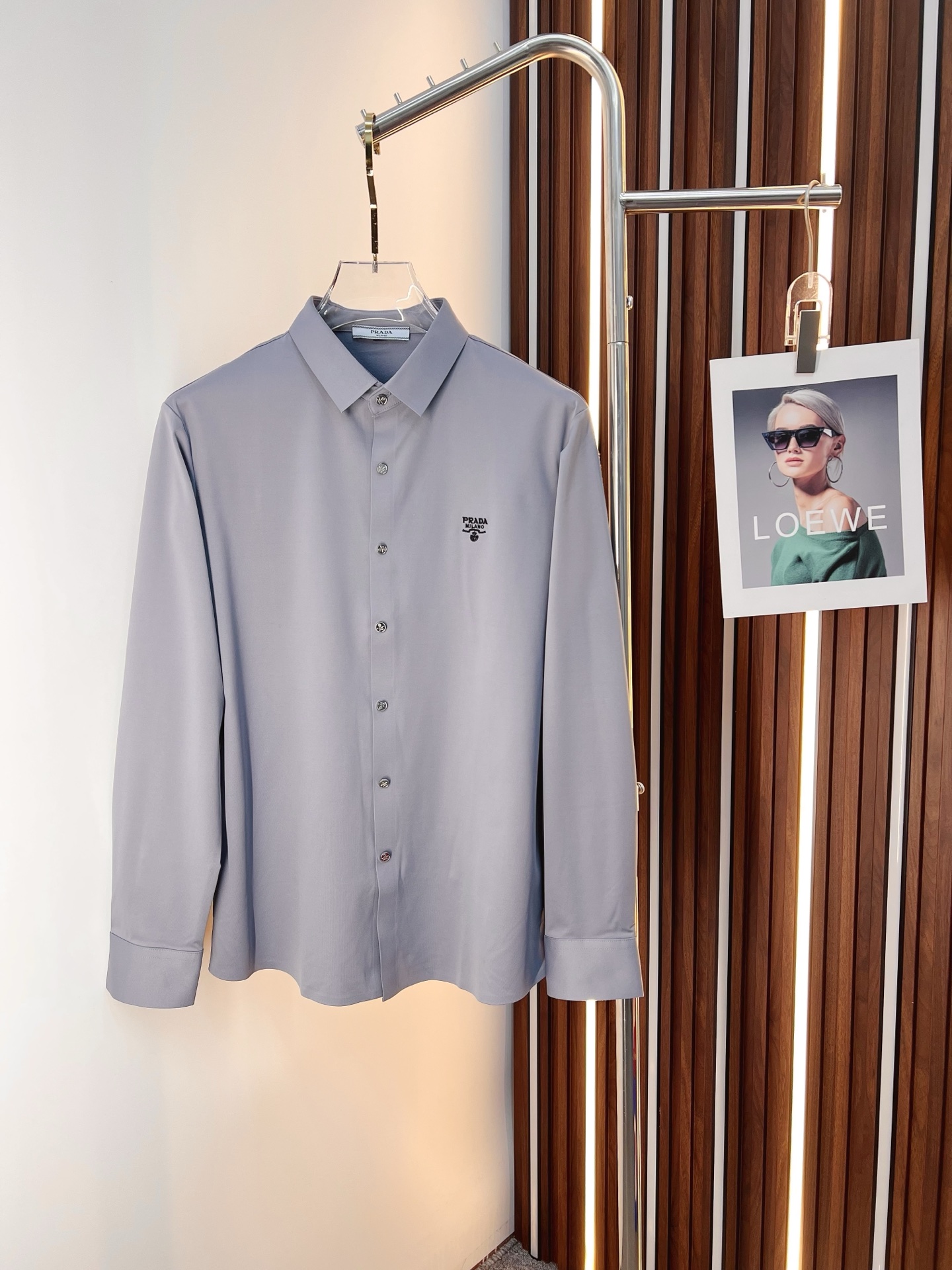 NO:625667,PRADA Men's shirt, business casual slim long-sleeved shirt!  A must-have for all men, suitable for both business and leisure!  Early autumn limited edition model with urban business temperament!  It is a very rare counter OEM to order directly to the counter. It is not a problem to save thousands. The tailoring of the shirt is even more precise and plastic. Every man's upper body and back will feel as if he has been tailor-made!  There is no need for too many primary color decorations. For men, simplicity is its own charm!  Made from imported organic cotton, the shape is more crisp and natural, the touch is extremely comfortable, and the fit is excellent!  T size M-3xL,,prada,prada,shirts,alexander wang19860909PRADA 普拉达 男士衬衫,商务休闲修身款长袖衬衣！ 所有男士必不可缺的一款,宜商务 宜休闲！早秋限量新款,都市商务气质款！ 非常稀有的专柜代工直供柜台的订单,省个大几千不是问题,衬衫的版型剪裁更是精剪塑性,任何一个男士上身后都犹如量身定做一般！不需要过多的原色装饰,对于男士来说极简便是自身魅力！ 客供进口有机棉打造,更显版型的挺括自然, 触感极为舒适,贴身性能绝佳！T尺码M-3xL,,prada,prada,shirts,alexander wang,Men's clothing