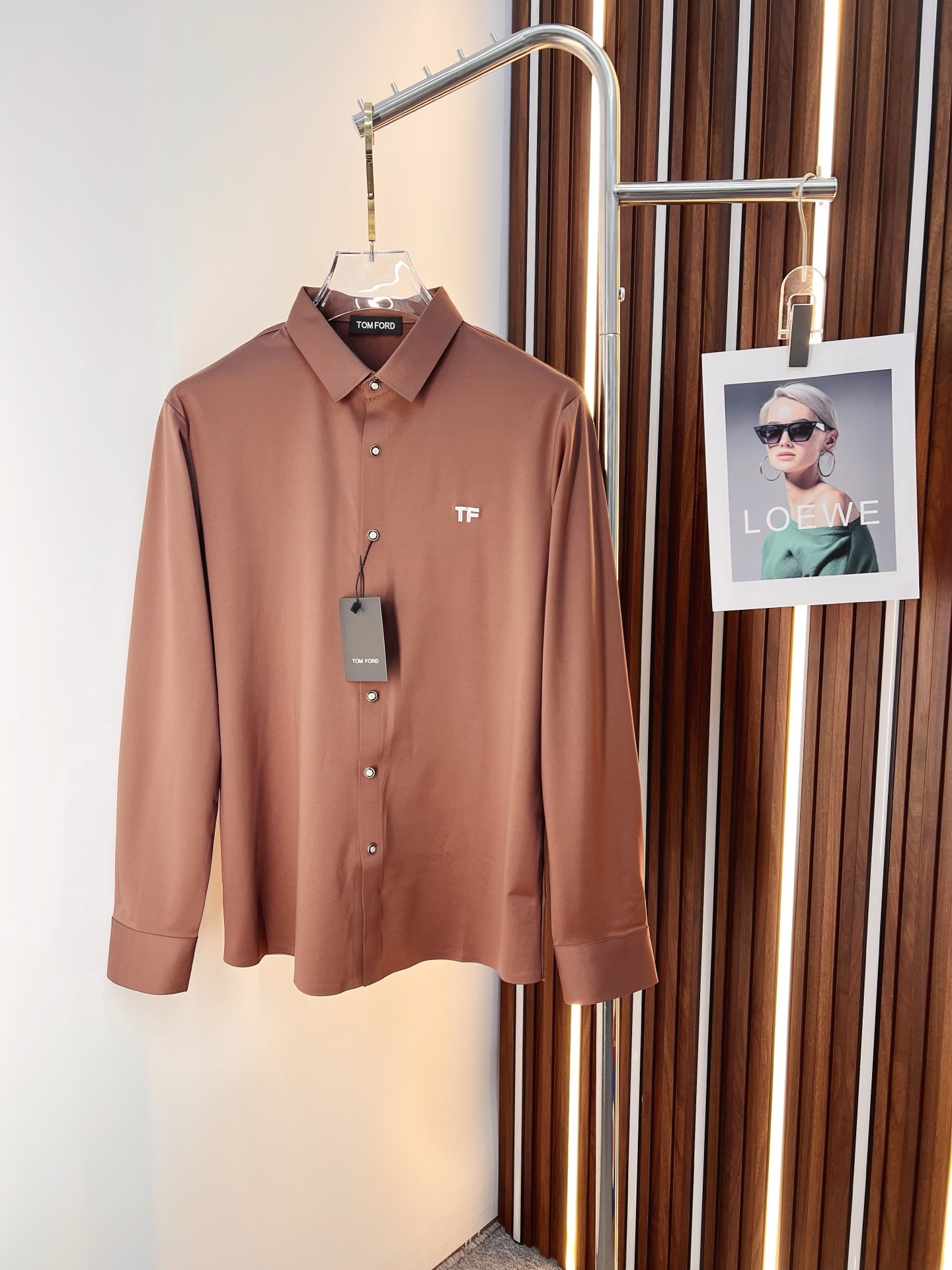 NO:625656,TF men's shirt, business casual slim long-sleeved shirt!  A must-have for all men, suitable for both business and leisure!  Early autumn limited edition model with urban business temperament!  It is a very rare counter OEM to order directly to the counter. It is not a problem to save thousands. The tailoring of the shirt is even more precise and plastic. Every man's upper body and back will feel as if he has been tailor-made!  There is no need for too many primary color decorations. For men, simplicity is its own charm!  Made from imported organic cotton, the shape is more crisp and natural, the touch is extremely comfortable, and the fit is excellent!  T size M-3xL,,tom ford,shirts,alexander wang19860909TF 男士衬衫,商务休闲修身款长袖衬衣！ 所有男士必不可缺的一款,宜商务 宜休闲！早秋限量新款,都市商务气质款！ 非常稀有的专柜代工直供柜台的订单,省个大几千不是问题,衬衫的版型剪裁更是精剪塑性,任何一个男士上身后都犹如量身定做一般！不需要过多的原色装饰,对于男士来说极简便是自身魅力！ 客供进口有机棉打造,更显版型的挺括自然, 触感极为舒适,贴身性能绝佳！T尺码M-3xL,,tom ford,shirts,alexander wang,Men's clothing