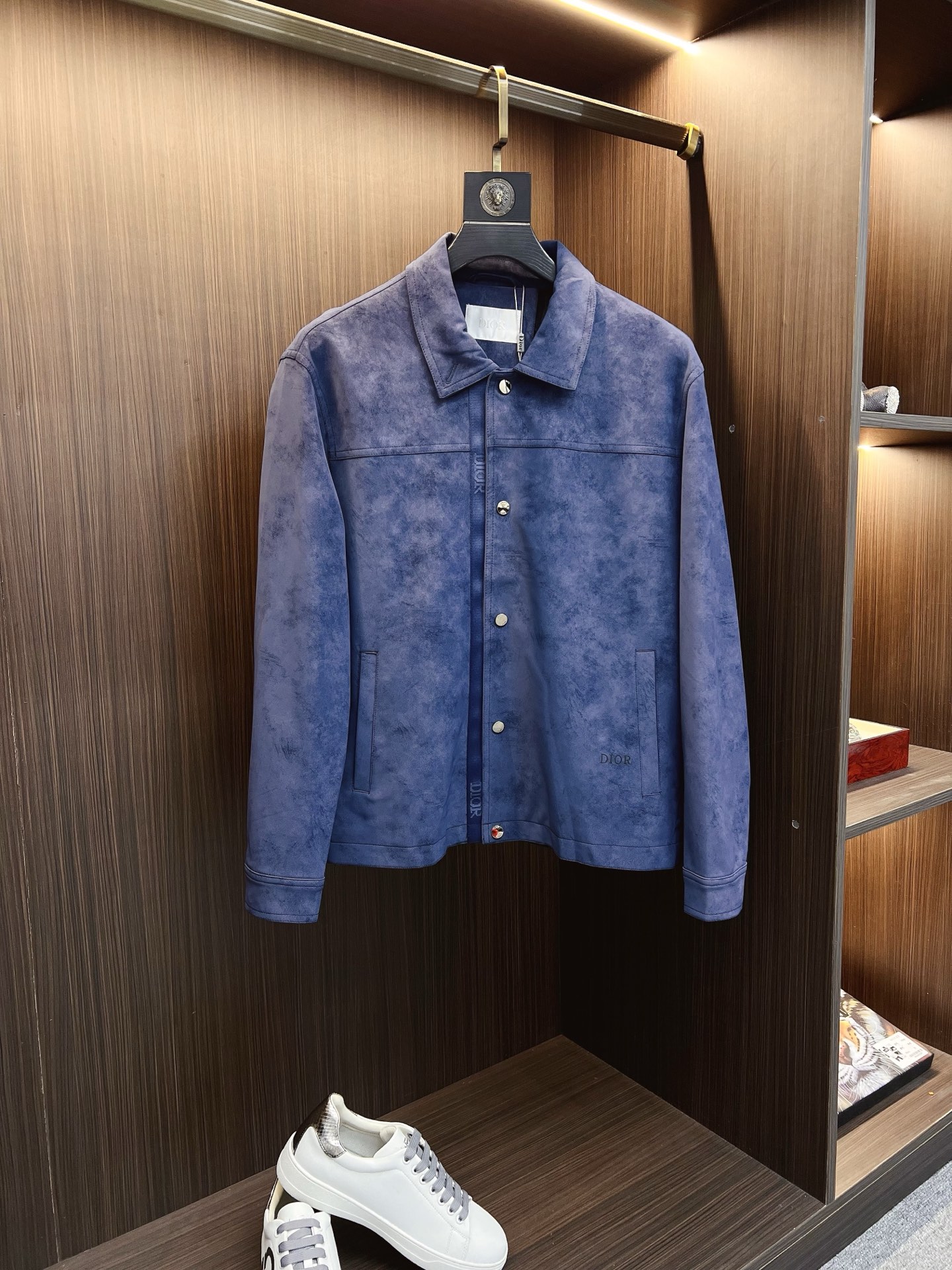 NO:629281,CD25FW new autumn and winter suede environmentally friendly leather lapel jacket, men's classic letter logo embossed shirt-style leather jacket!  Trading company channels are rare, leading official website sales!  Men's high-end urban style lapel jacket. A favorite among platinum-level connoisseurs!  Depicting the hot elements of the D family, the smooth and delicate suede fabric is lined with a dark jacquard letter logo. It is a wonderful item with unparalleled temperament!  When I encounter such an excellent product, I am willing to call it the strongest!  The style of this shirt jacket is very distinctive and unique, with letter web details, engraved metal snap closures, and the lining is designed with a dark jacquard letter pattern, which highlights the fashionable atmosphere, emphasizes the classic soul texture, and highlights the beauty of luxury fashion!  This style really has a natural high-street beauty that meets all your dressing needs and allows you to look down on the whole world with fashion!  Smooth and delicate suede fabric, stiff and comfortable, soft texture, simple lines and silhouettes are easy to wear with a decent and elegant texture. The suede texture has a retro feel and a strong autumn and winter flavor. The rich but unobtrusive ease shows the affinity and high-end sense of the clothing!  Heavy texture, full of exquisite details, loose and elegant, full of silhouette and layering. Excellent shape, unparalleled upper body effect, destined to be an excellent styling item for the street, and the number of repeat customers will be high!  Color apricot, blue Size S-XXL Size reference S size shoulder width 49cm - bust 112cm - dress length 65cm - sleeve length 60cm M size shoulder width 50cm - chest 116cm - dress length 67cm - sleeve length 61cm L size shoulder width 51cm - chest 120cm - dress length 69cm - sleeve length 62cm  XL size has shoulder width 52cm - chest size 124cm - dress length 71cm - sleeve length 63cm. XXL size has shoulder width 53cm - chest size 128cm - dress length 73cm - sleeve length 64cm. Size recommendation (standard version). Height 174-140 catties. Try on size M which is suitable!  Boys weighing less than 130 pounds should choose S size, 130-143 pounds should choose M size, 143-156 pounds should choose L size, 156-170 pounds should choose XL size, and 170-186 pounds should choose XXL size!  ,,dior,jackets & coats,jackets & coats,shirts,leather jacket,chamois leather,alexander wang19860909CD25FW秋冬新款麂皮绒环保皮革翻领夹克,男士经典字母标识压纹衬衫式皮衣夹克外套！贸易公司渠道稀出,领先官网发售！男士高端都市风尚翻领外套.白金级品鉴心水之物！D家热元素刻画,顺滑细腻的麂皮绒面料,内衬暗纹提花字母标识,一款气质绝伦的妙曼单品！ 遇到一款如此的绝佳产物,我愿意称之其为最强！此款衬衣夹克的风格十分之鲜明独特,字母织带细节,刻字金属按扣开合,内衬采用暗纹提花字母图案设计,彰显时髦气息,着重强调经典的灵魂质感,凸显奢华时尚之美！此款真的有着浑然天成的高街美感,满足你的一切穿搭所需,让你用潮流俯视整个世界！ 顺滑细腻的麂皮绒面料,挺括舒适,质地柔软,简洁的线条廓形容易穿出得体优雅的质感,麂皮绒质地具有复古感和浓浓秋冬气息的颜色,浓郁却不张扬的轻松就展现出了服装的亲和力和高级感！重磅质感,细节精致感十足,宽松有范,廓形、层次感十足.版型绝佳,上身效果无与伦比,注定属于出街的优秀造型单品,回头率爆表！ 颜色杏色、蓝色 尺码S-XXL 尺寸参考 S码肩宽49cm-胸围112cm-衣长65cm-袖长60cm M码肩宽50cm-胸围116cm-衣长67cm-袖长61cm L码肩宽51cm-胸围120cm-衣长69cm-袖长62cm XL码肩宽52cm-胸围124cm-衣长71cm-袖长63cm XXL码肩宽53cm-胸围128cm-衣长73cm-袖长64cm 尺码推荐（标准版型） 身高174-140斤,试穿M码合适！ 男生体重130斤以内选择S码,130-143斤选择M码,143-156斤选择L码,156-170斤选择XL码,170-186斤选择XXL码！,,dior,jackets & coats,jackets & coats,shirts,leather jacket,chamois leather,alexander wang,Men's clothing