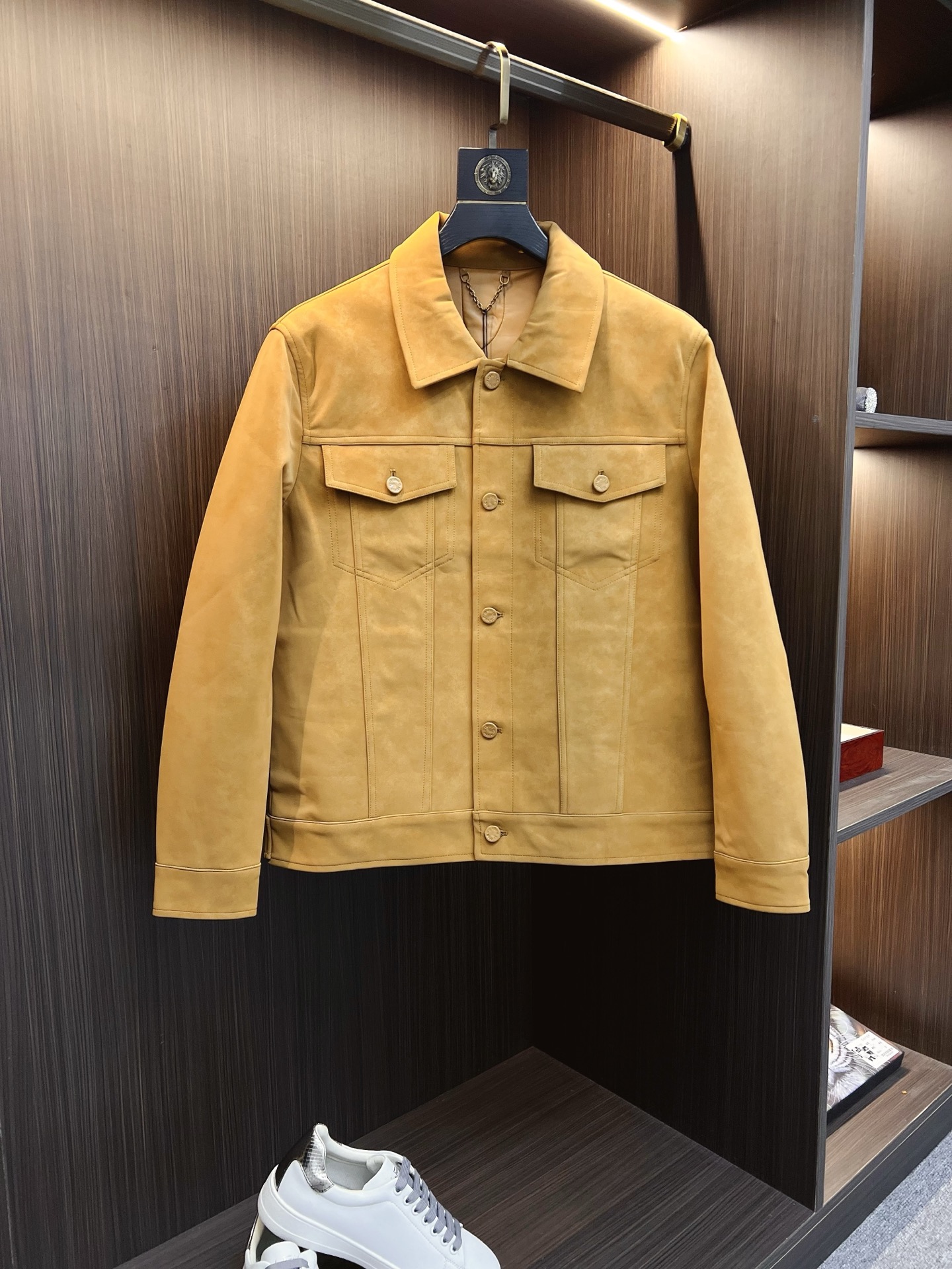 NO:629352,L's 25 new men's suede jacket is made of custom fabric. It feels great. It has a unique touch and texture; the reverse side uses composite technology, which is smooth and delicate. In the details, the lower part of the collar is decorated with LV's classic five-flower embossing, highlighting the brand's charm and luxury quality. There are two flap pockets on the chest to highlight your distinguished status; at the same time, there are two side pockets below, which are both practical and beautiful. The L family has always been known for its exquisite craftsmanship and excellent quality. This men's suede leather jacket is the perfect combination of its classic heritage and innovative design. It is a must-have choice for your autumn and winter wardrobe. Size S-2XL,, louis vuitton, louis vuitton, jackets & coats, leather jacket, chamois leather, alexander wang19860909L家25新款男士麂皮夹克 定制面料.手感超棒.触感独特,尽显质感；反面采用复合工艺,光滑细腻. 在细节之处,领口下方均饰有 LV 经典的五花压花,彰显品牌魅力与奢华品质.胸前设有两个揭盖口袋,凸显尊贵身份；同时,下方还配有两个侧插口袋,兼具实用与美观. L家一直以来以精湛工艺和卓越品质著称,此款男士麂皮皮衣更是其经典传承与创新设计的完美结合,是您秋冬衣橱中不可错过的精品之选.码数S-2XL,,louis vuitton,louis vuitton,jackets & coats,leather jacket,chamois leather,alexander wang,Men's clothing