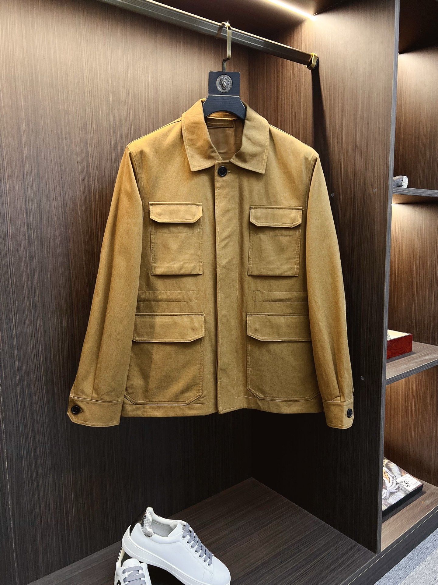 NO:629344,Luxurious classic!  Brioni Tencel cotton blend multi-pocket lapel waist drawstring shirt style safari jacket jacket!  A style that never ends. It can be worn all the time, always classic, and never goes out of style. It is a hunting jacket that is both elegant and practical in its wildness. It can be matched with any occasion. A man who knows how to wear it will always have more than one face. The focus of this style is on the fabric and style!  It uses Tencel blended cotton, which has the cotton feel of cotton and the luster and high-end feel of Tencel. The double-layer woven process of plain weave makes the cloth surface strong and slightly waterproof. Secondly, we control the color. The fabric is custom-woven and dyed. The color is achieved through repeated adjustments. This color is very unique and can be worn with formal attire, suitable for business entertainment, and also suitable for work wear. Become a simple trendy person on the street.  The second is the control of the pattern. The appropriate amount of slightly loose silhouette, no more, is in line with the current pursuit of comfort and aesthetics. The upper body of the clothes is very wide and stylish!  Item No. 246769490 Price control online public platform shall not be less than 699 Fabric composition 60 Tencel 40 cotton Lining 52 polyester 48 viscose Fitted version Color tea brown green Size M-3XL,,jackets & coats,jackets & coats,shirts,alexander wang19860909重奢经典！Brioni天丝纯棉混纺多口袋翻领腰部抽绳衬衫式猎装夹克外套！永不落幕的款式 可以一直穿,一直经典,不过时 一件野性之中透露优雅兼具实用工装类型的猎装式夹克外套 可以搭配任何场合,会穿的男人,永远不止于一副面孔 这个款的重点是面料和版型！ 采用天丝混纺棉,既有棉的棉感,又有天丝的光泽和高级感 平纹的双层梭织工艺,布面结实,有轻微的防水性能 其次我们对颜色的把控上,面料是定织定染的,反复调整才达到的这个色泽 这个颜色很独特,可以搭配正装穿着适合商务应酬,也适合搭配工装类型穿着 成为街头简单潮人 其次是版型的把控,适量的微宽松廓形,不多于,很符合当下对舒适已经审美的追求 衣服上身整体很挺阔有型！ 货号246769490 控价线上公开平台不得低于699 面料成分60天丝40棉 里料52聚酯纤维48粘纤 版型合身 颜色茶褐绿 尺码M-3XL,,jackets & coats,jackets & coats,shirts,alexander wang,Men's clothing