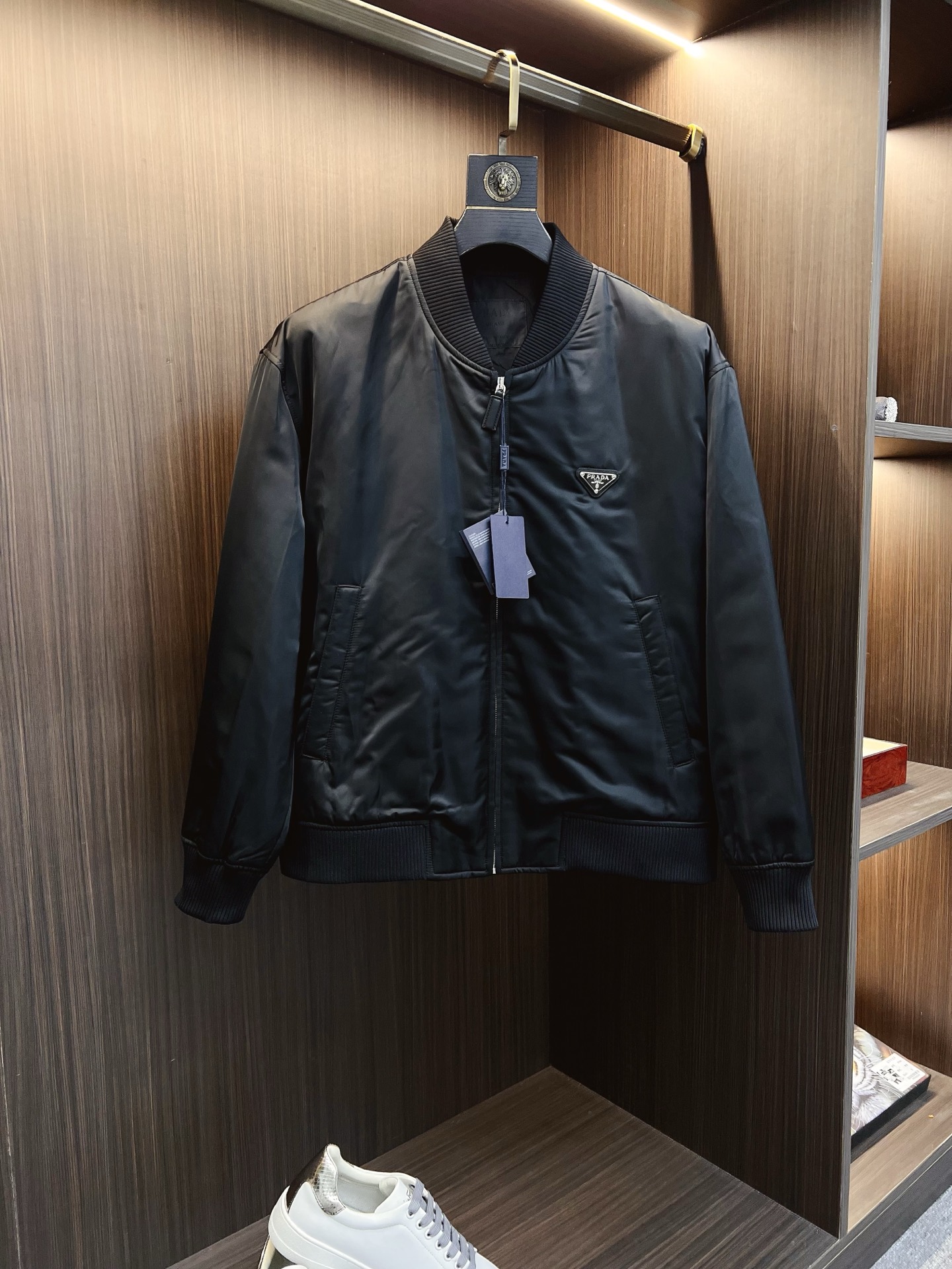 NO:629289,Pra Jacket Triangle Logo Casual Baseball Uniform Jacket Unisex Triangle Logo Logo Retro College Style Baseball Uniform Jacket!  A college-style baseball jacket with the brand's unique style label, it is a must-have for high-street fashionistas. It has a strong sense of fashion and versatile performance. It looks handsome on anyone who wears it. It interprets the current trendy and avant-garde dressing style!  The chest is decorated with an enamel metal triangular logo plate. It is made of original custom-woven cotton terry material supplied by customers. The fabric has a high count and is full of weight. The bottom is covered with a knitted texture covered by loops of yarn. It is needle-cut and dense and fluffy, providing a comfortable and breathable skin-fitting experience when wearing it!  The neckline, cuffs and hem are stitched with densely woven black ribbing to enhance the visual layering. The strong retro college style atmosphere allows you to easily create a fashionable style with endless energy!  The details of the triangular logo plate on the chest are very delicate!  The placket is decorated with a high-end logo, and the exquisite craftsmanship and accessories are enough to show the high-end quality!  Casual and loose baseball uniform cut, the upper body is simple and versatile. In short, this style is really not picky at all, and can be easily worn by both men and women. Size S-2XL,, prada, jackets & coats, jackets & coats, alexander wang19860909Pra 夹克外套三角标休闲棒球服夹克男女同款 三角渡光标识复古学院风棒球服夹克外套！极具品牌独特风格标签的一款学院风棒球夹克,各路高街潮人们人手必备,有着超强的时尚感与百搭性能,任谁上身都很帅气,演绎当下潮流感爆棚的前卫着装造型！ 胸前饰有珐琅金属三角形徽标牌 采用客供原版订织全棉毛圈材质制成,面料支数高、自重感十足,底部由环状纱圈覆盖的针织纹理,针凿密实蓬松,可在着身时舒爽透气的贴肤体验！ 领口、袖口和下摆黑色密织罗纹拼接,提升视觉上的层次感,浓浓的复古学院风气息,让你轻松演绎出活力无限的时尚造型！ 衣身胸前三角标识牌细节非常精致！ 门襟饰有logo光泽高级,精湛的工艺与辅料足以见得高级质感所在！ 休闲宽松的棒球服版型剪裁,上身简约百搭,总之这种款式真的完全不挑人,男女都能轻松驾驭 码数S-2XL,,prada,jackets & coats,jackets & coats,alexander wang,Men's clothing