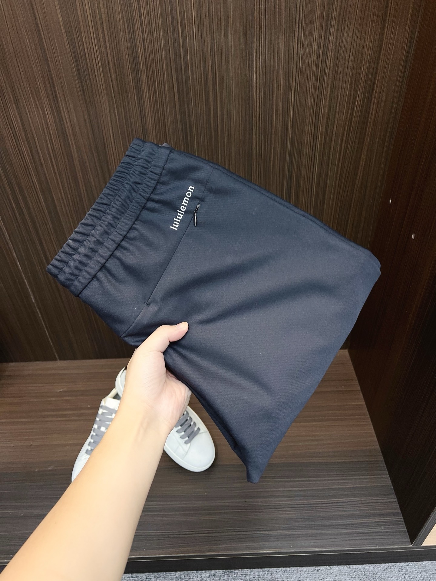 NO:629297,Photo details: Lulu Le men's casual pants. Customized fabric. Simple basic and versatile style. Not picky. Color: black. Gray. Size: M-3XL,,alexander wang19860909合照细节 Lulu Le露露男士休闲裤 定制面料面料 简单基础百搭款 不挑人 颜色黑色 灰色 码数M-3XL,,alexander wang,Men's clothing