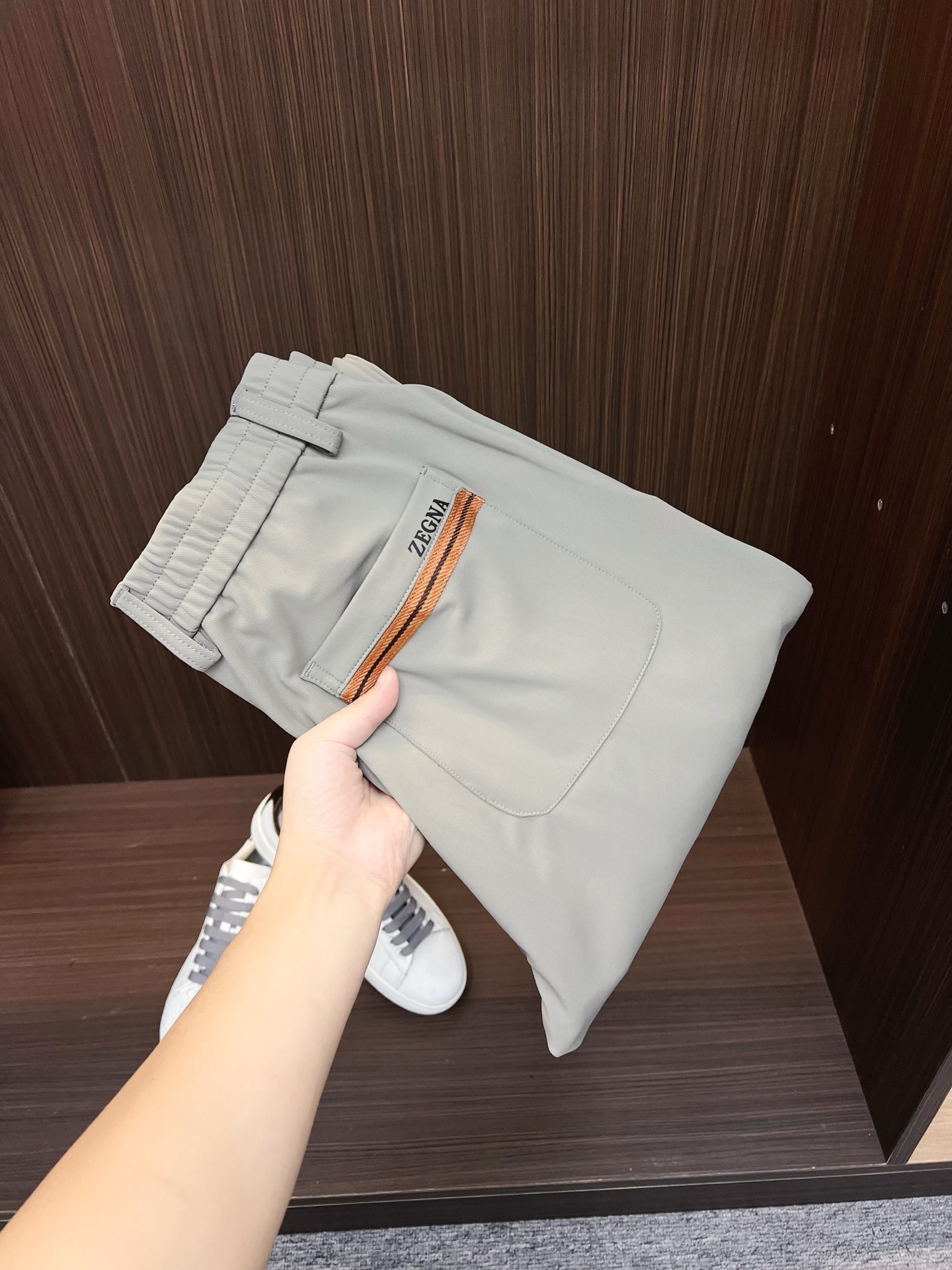 NO:629305,Group photo: Ze men's casual pants, imported from Taiwan's Italian-Belgian trade, new products in the G cabinet for autumn and winter 25, top pure blood quality, predictable best-selling item, super handsome upper body!  It is constantly reincarnated in the field of fashion. It has super high matching and affinity attributes, and is favored by modern urbanites!  The appearance has its own aura without any embellishment. The special processing process perfectly combines comfort and texture beauty. It has excellent skin-friendliness, superior comfort and breathability, and has its own unique style. It is visually very attractive and full of artistic conception!  The details are exquisite and exquisite, the accessories are all supplied by foreign merchants, and the appearance is perfect. It is the best matching partner in autumn and winter!  Size M-3XL,,alexander wang19860909合照图 Ze 男士休闲裤,台湾意比贸易洋行货,25秋冬款G柜新品,顶级纯正血统品质,可预测性的爆卖单品,上身超帅！在时装领域不断轮回演绎,有着超高的搭配缘和亲和力属性,深受现代都市人士青睐！外表无需任何点缀都有着自身的气场,特殊工艺处理,完美兼具了舒适感与肌理美感,亲肤性绝佳,舒适性与透气性优越,自成一派的独特风格,视觉方面相当耐看,意境十足！细节处处精湛考究,辅料皆为外商客供,品相完美如斯,秋冬季最佳的搭配伴侣！尺码M-3XL,,alexander wang,Men's clothing