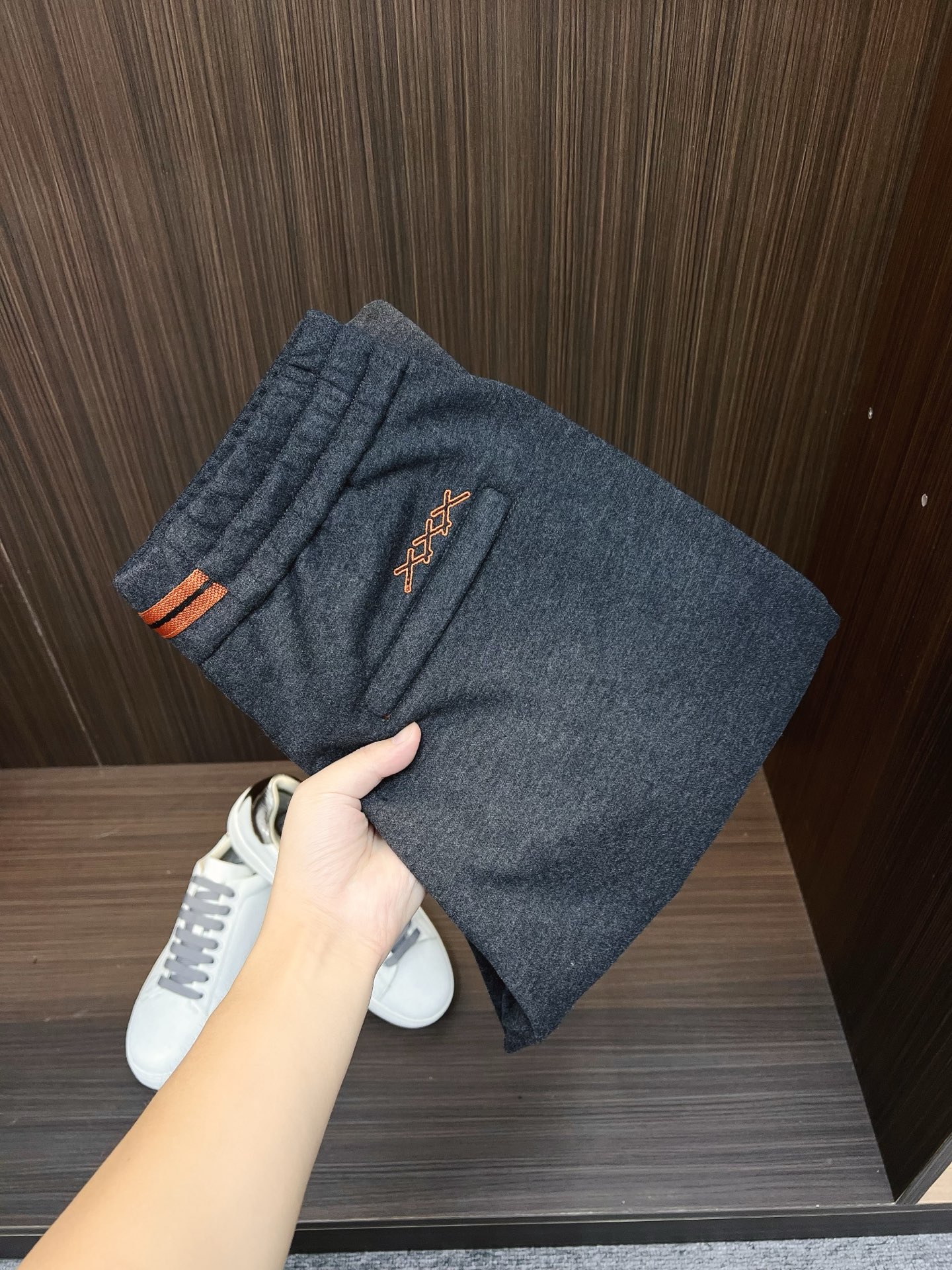 NO:629313,Z Wool Pants, the new autumn and winter men's straight-leg sweatpants, cashmere wool blended fabric, three logos, elastic waist drawstring, pocket design on both sides, fitted tailoring, neat stitching, impeccable details (a must-have item that is definitely the highest version on the market), classic and versatile, while having a casual sense of relaxation on the upper body, comfortable and breathable, warm while reflecting high-end texture, full appearance, order code size M-3XL.,, alexander wang19860909Z 羊毛裤 秋冬新款男士直筒运动裤,羊绒羊毛混纺面料、三标齐、松紧腰抽绳、两侧口袋设计,合体的裁剪、车线工整、细节无可挑剔（人手必备单品绝对市场最高版本）经典百搭 同时上身有总随意的松弛感,舒适透气 保暖的同时体现高档质感、全品相的订单 码数M-3XL.,,alexander wang,Men's clothing