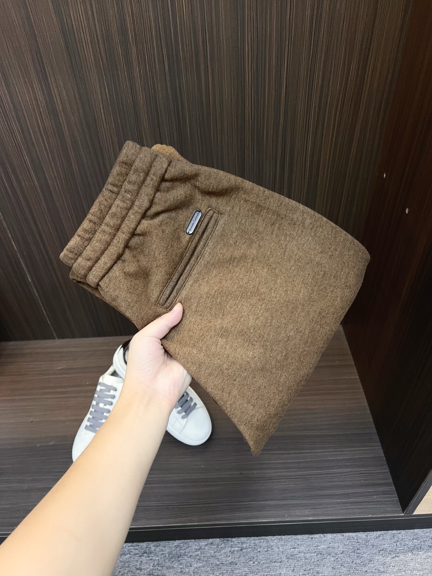 NO:629321,Group photo Bc Wool Pants Exclusive first release of high-end original quality old-money style straight-leg casual pants. Quality control of straight-leg pants is a must!  The customized cashmere has a very high-end color tone. The texture of the imported fabric is incomparable!  The Swiss machine stitching process is simple and elegant!  A must-have high-end layering item for Bai Fumei!  The classic version makes you tall and slim!  Elegant and versatile, M-3XL.,,alexander wang19860909合照图 Bc 羊毛裤 独家首发高端原单品质老钱风直筒休闲裤 直筒裤品质控必入！定制羊绒很高级的色调.进口面料质感无敌赞！瑞士机翻针工艺简洁大气！白富美必备高级叠搭单品！经典版型上身高挑又显瘦！优雅百搭不挑人,M-3XL.,,alexander wang,Men's clothing