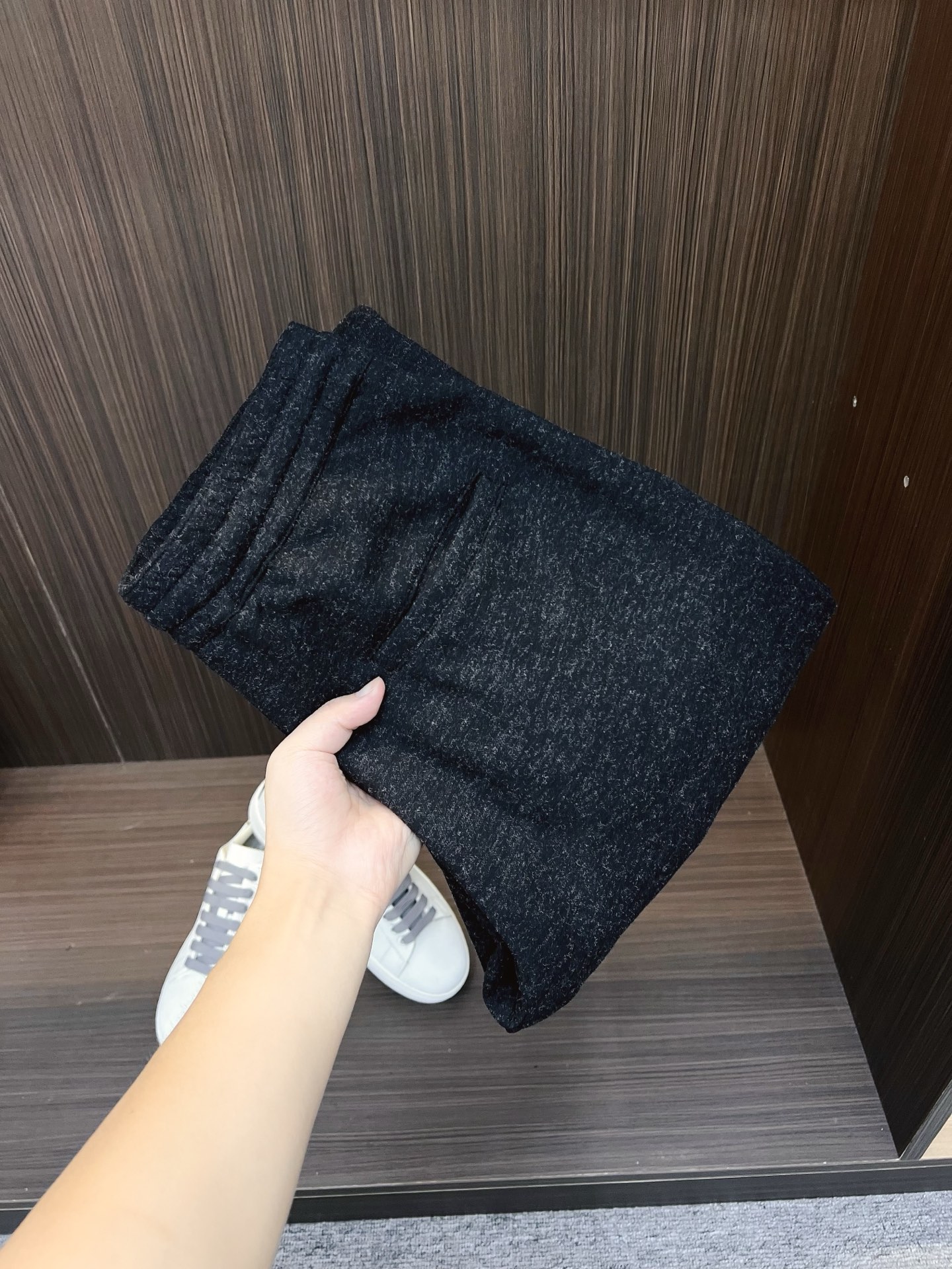 NO:629329,New products for autumn and winter Wool Pants LP Nuoyoupanya New men's straight-leg sweatpants for autumn and winter, cashmere wool blended fabric, three logos, elastic waist drawstring, pocket design on both sides, fitted tailoring, neat stitching, impeccable details (a must-have item, the highest version on the market) classic and versatile. At the same time, the upper body has a casual sense of relaxation, comfortable and breathable, warm while reflecting high-end texture, full condition, order size M-3XL,, loro  piana,alexander wang19860909秋冬新品 羊毛裤 LP 诺悠翩雅 秋冬新款男士直筒运动裤,羊绒羊毛混纺面料、三标齐、松紧腰抽绳、两侧口袋设计,合体的裁剪、车线工整、细节无可挑剔（人手必备单品 绝对市场最高版本）经典百搭 同时上身有总随意的松弛感,舒适透气 保暖的同时体现高档质感、全品相的订单 码数M-3XL,,loro piana,alexander wang,Men's clothing