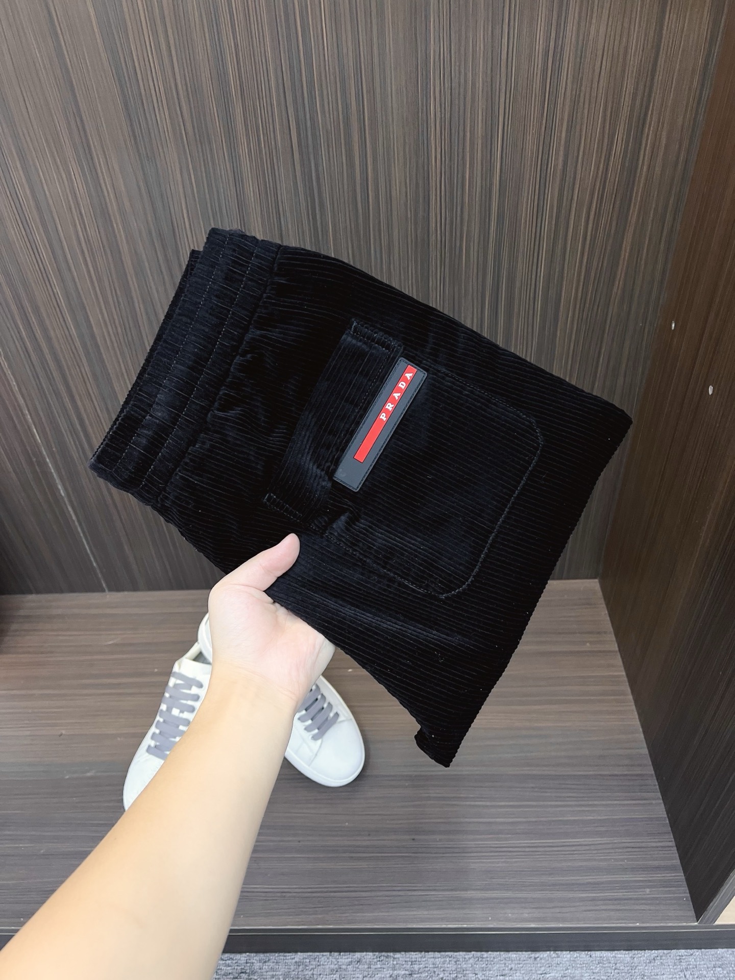 NO:629337,2025 latest trade order corduroy casual pants!  Full condition!  !  Customized exclusive corduroy fabric tailoring!  The upper body is comfortable and breathable, not stiff, and has a rich three-dimensional feel overall. It is a quality export order that meets the simple needs of commuters. The upper body effect is very good, slimming, and not picky about the figure. The fabric workmanship... is impeccable. Only good craftsmanship and good fabrics can make you wear a good taste. It is a must-have item for everyone!  Size M-3XL,,alexander wang198609092025最新贸易订单灯芯绒休闲裤！全品相！！定制专属灯芯绒面料剪裁！上身舒适透气,不僵硬,整体有着丰富的立体感,品质出口订单,满足通勤人们对于着装的简约需求,上身效果很好,显瘦,不挑剔身材.面料做工....无可挑剔,好工艺好面料才能穿出好品味一款,人手必备单品！尺码M-3XL,,alexander wang,Men's clothing