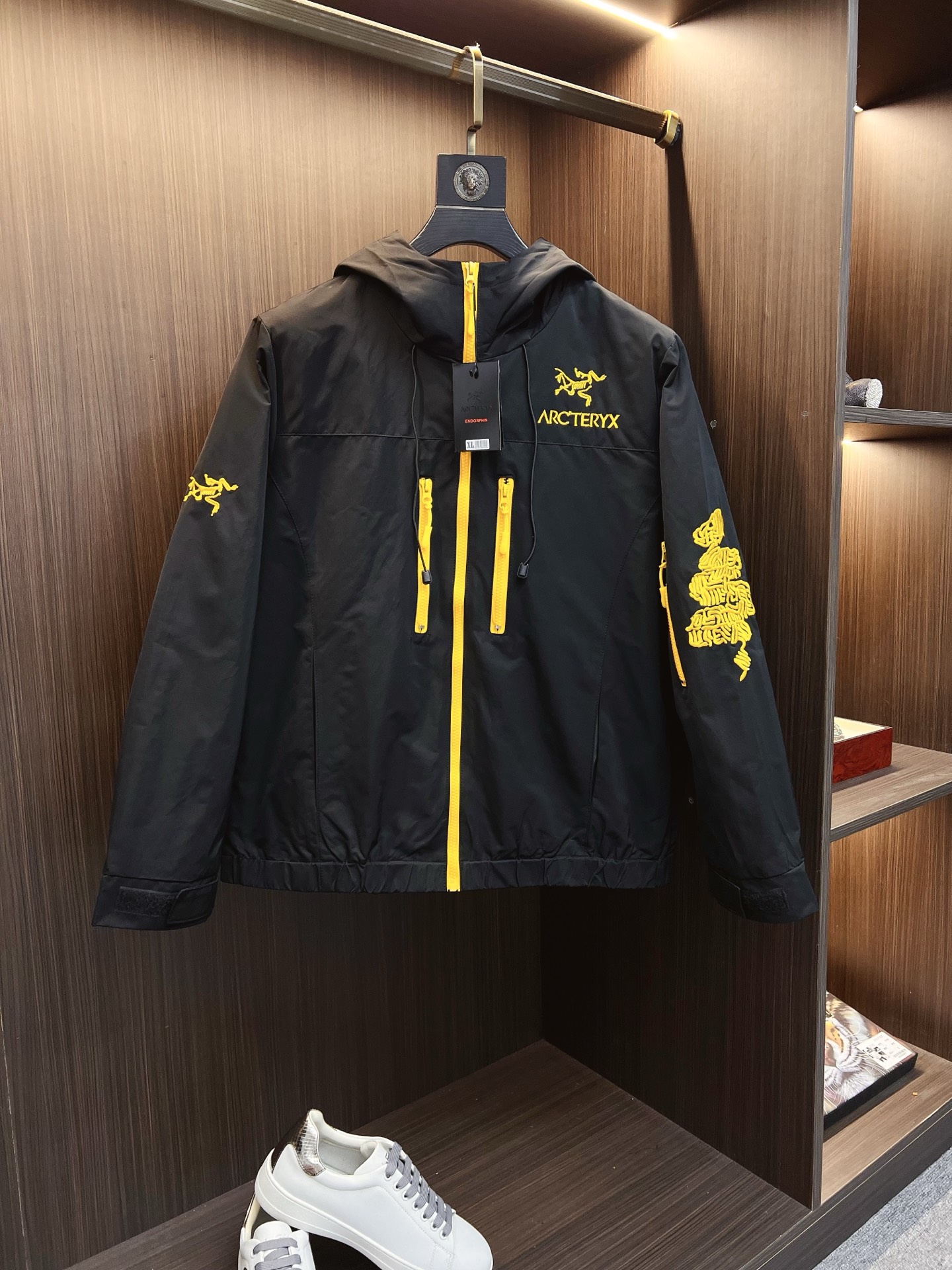 NO:598508,Arc'teryx 2025 autumn and winter counter new jacket jacket, ultra-avant-garde design style, brand logo heavily embellished design, delicate and comfortable, very light to wear and not easy to wrinkle. Multiple craftsmanship. The overall design is quite visual, the upper body is casual and stylish, with a certain degree of stiffness. It is definitely recommended for the temperament that is at the forefront of fashion, a must-have for urban leisure. Size M-3XL, arc'teryx, jackets & coats, alexander wang19860909始祖鸟 2025秋冬专柜新款冲锋衣外套 超前卫设计风格 品牌logo重工点缀设计 细腻舒适 穿着非常轻便不易起皱.多重重工艺 整体的设计颇具视觉感,上身休闲有型,有一定的挺括度,绝对走在时尚最尖端的气质感推荐,都市休闲必备.尺码 M-3XL,arc'teryx,jackets & coats,alexander wang,Men's clothing